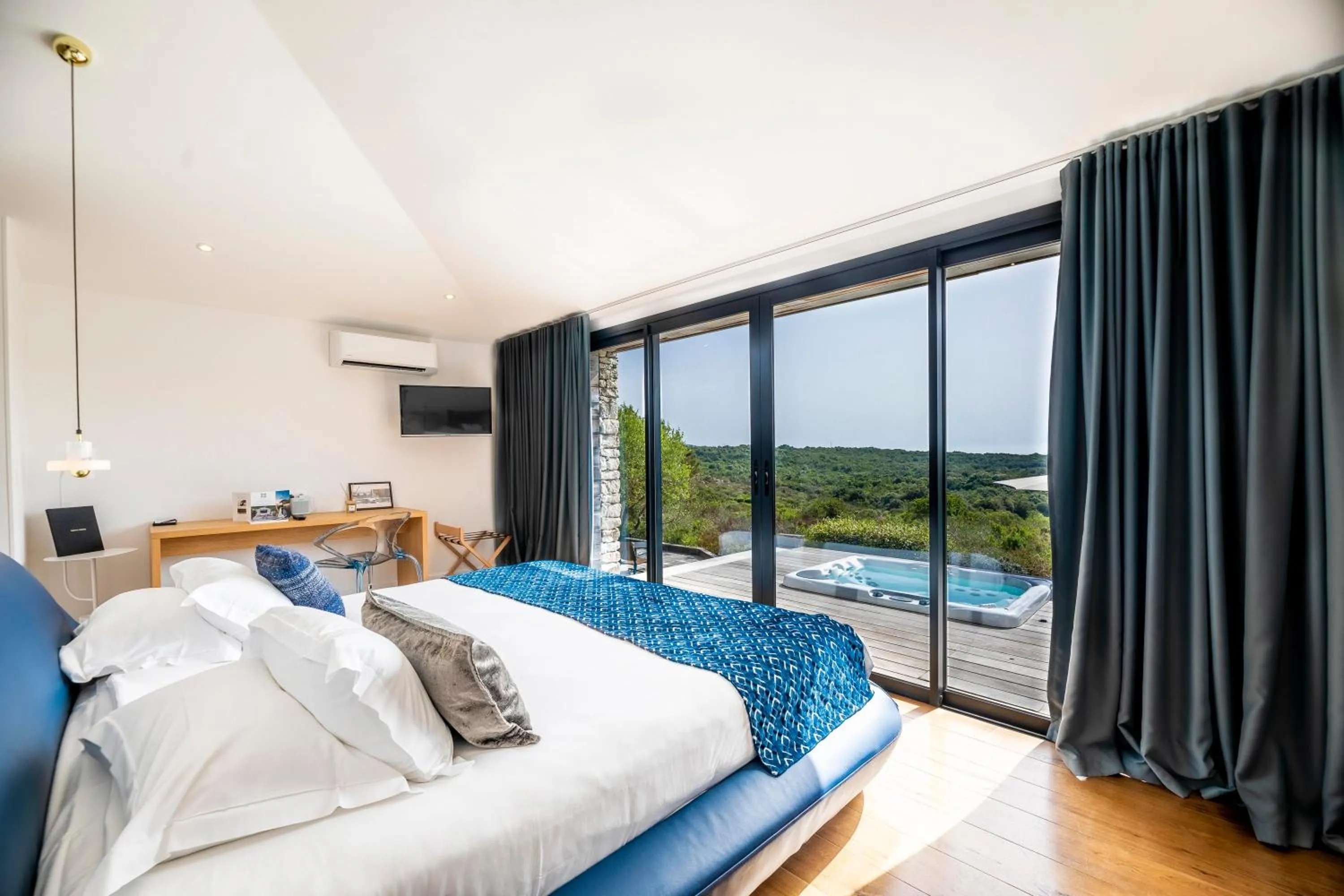 View (from property/room), Bed in Hôtel Version Maquis Santa Manza