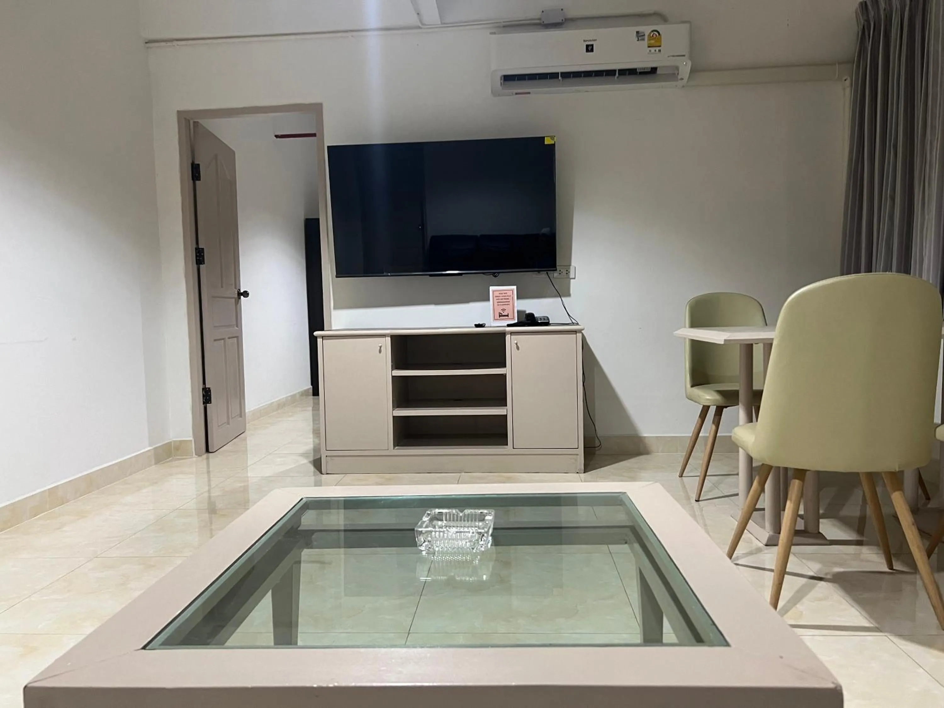 TV and multimedia in Mall Suites Hotel