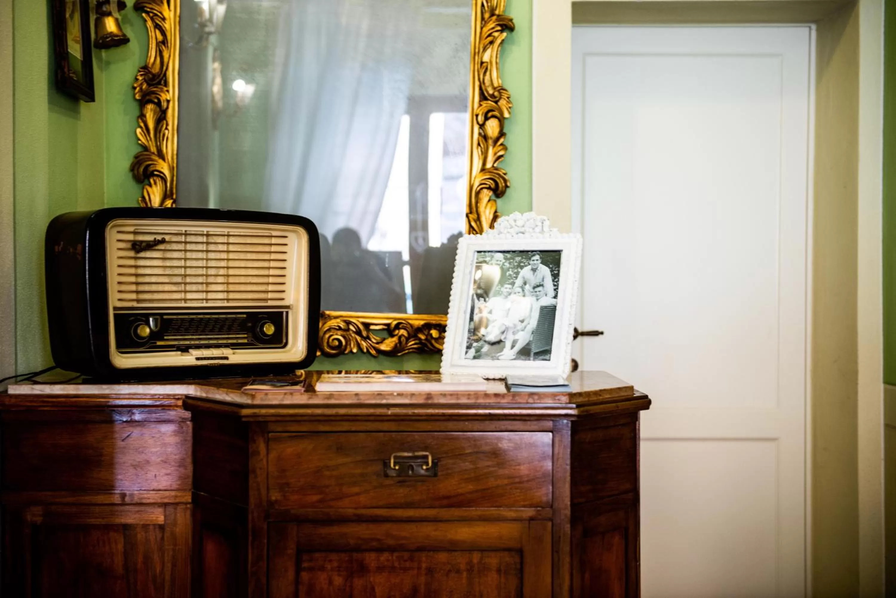 Communal lounge/ TV room, TV/Entertainment Center in TORRE GIARDINO SEGRETO B&B- Borgo Capitano Collection - Albergo diffuso