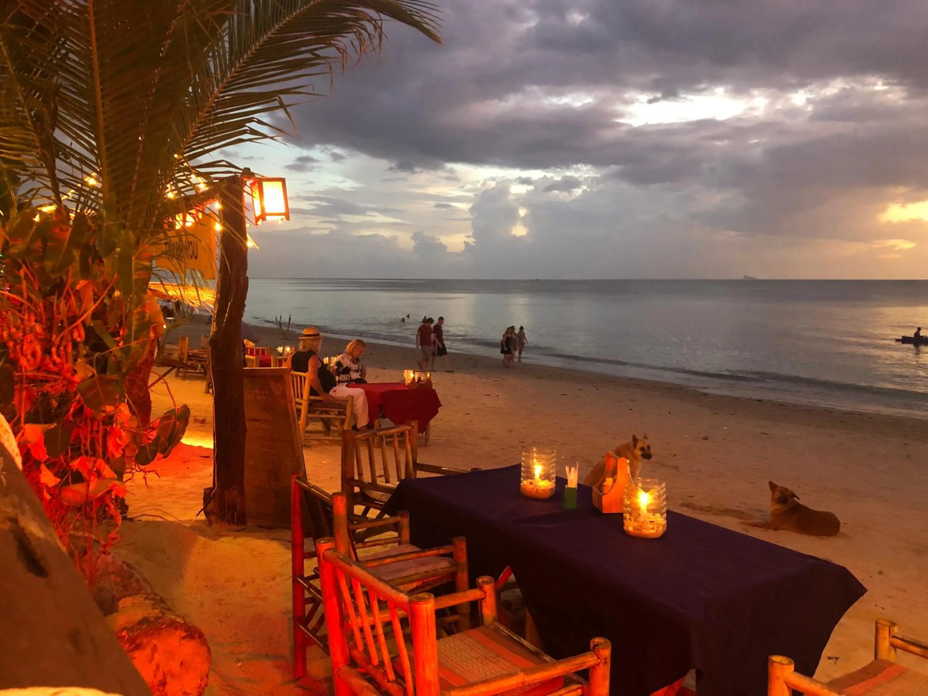 Restaurant/places to eat in Moonwalk Lanta Resort