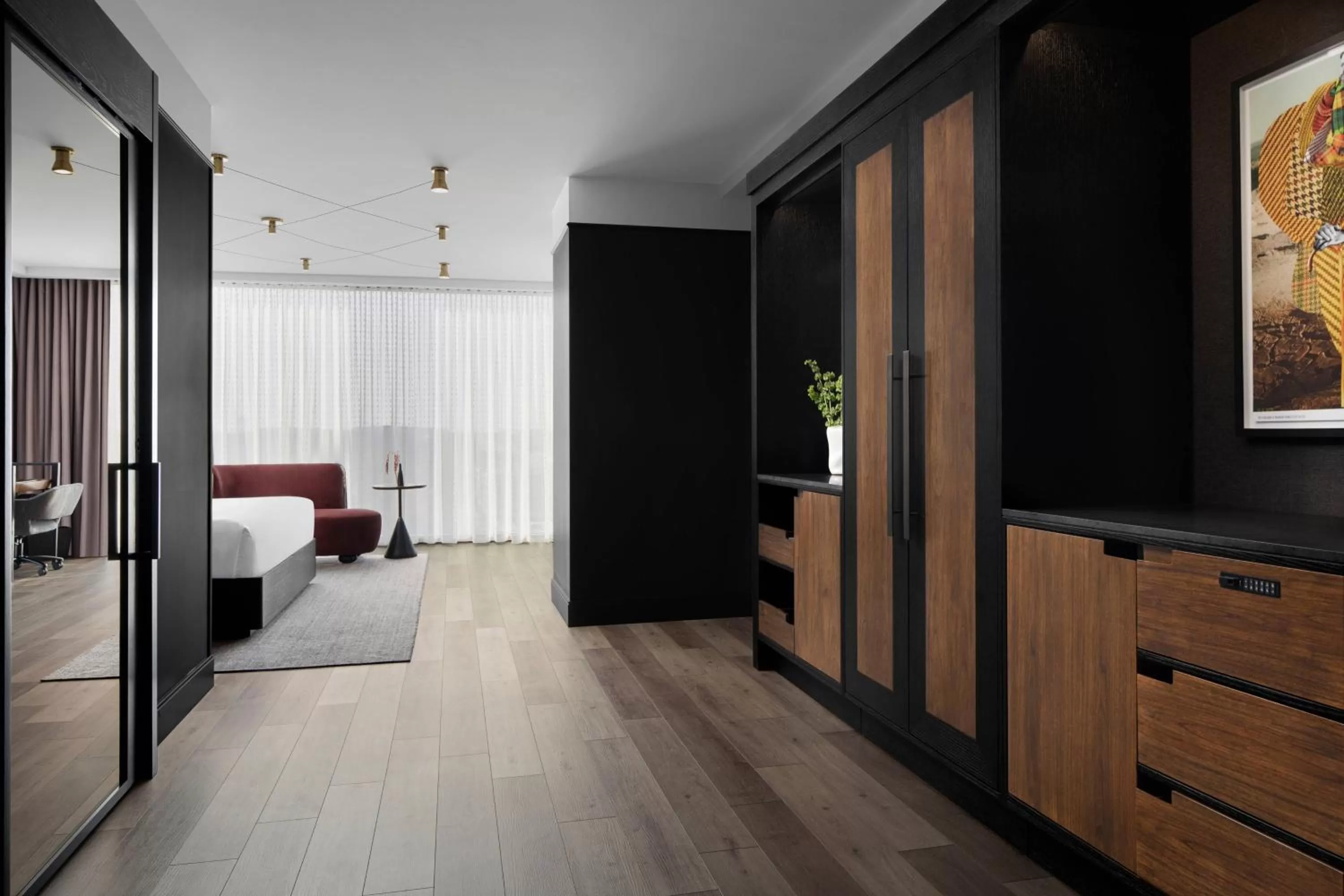 Photo of the whole room, Bed in Renaissance Milwaukee West Hotel