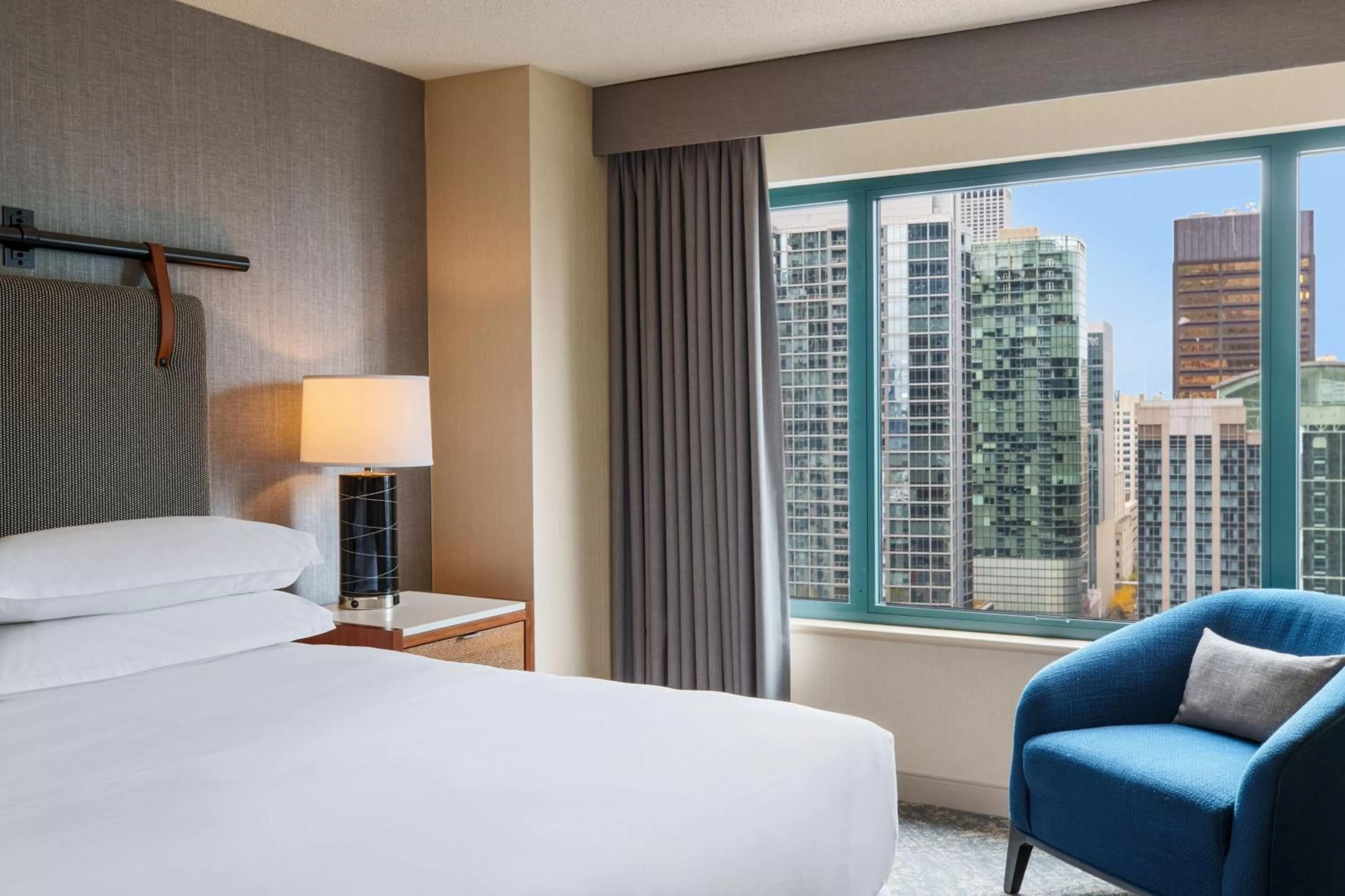 Photo of the whole room, Bed in Sheraton Grand Chicago Riverwalk