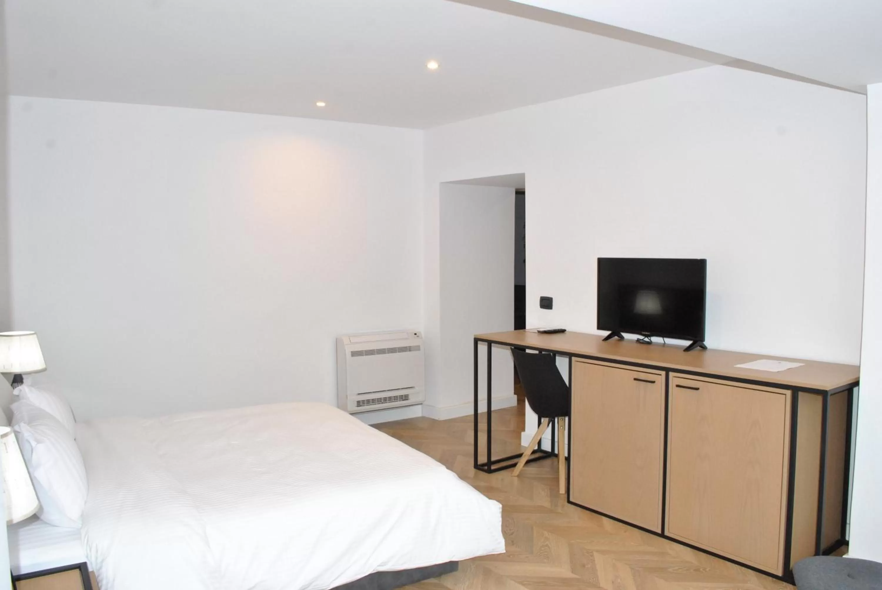 Communal lounge/ TV room, Bed in Prime Hotel