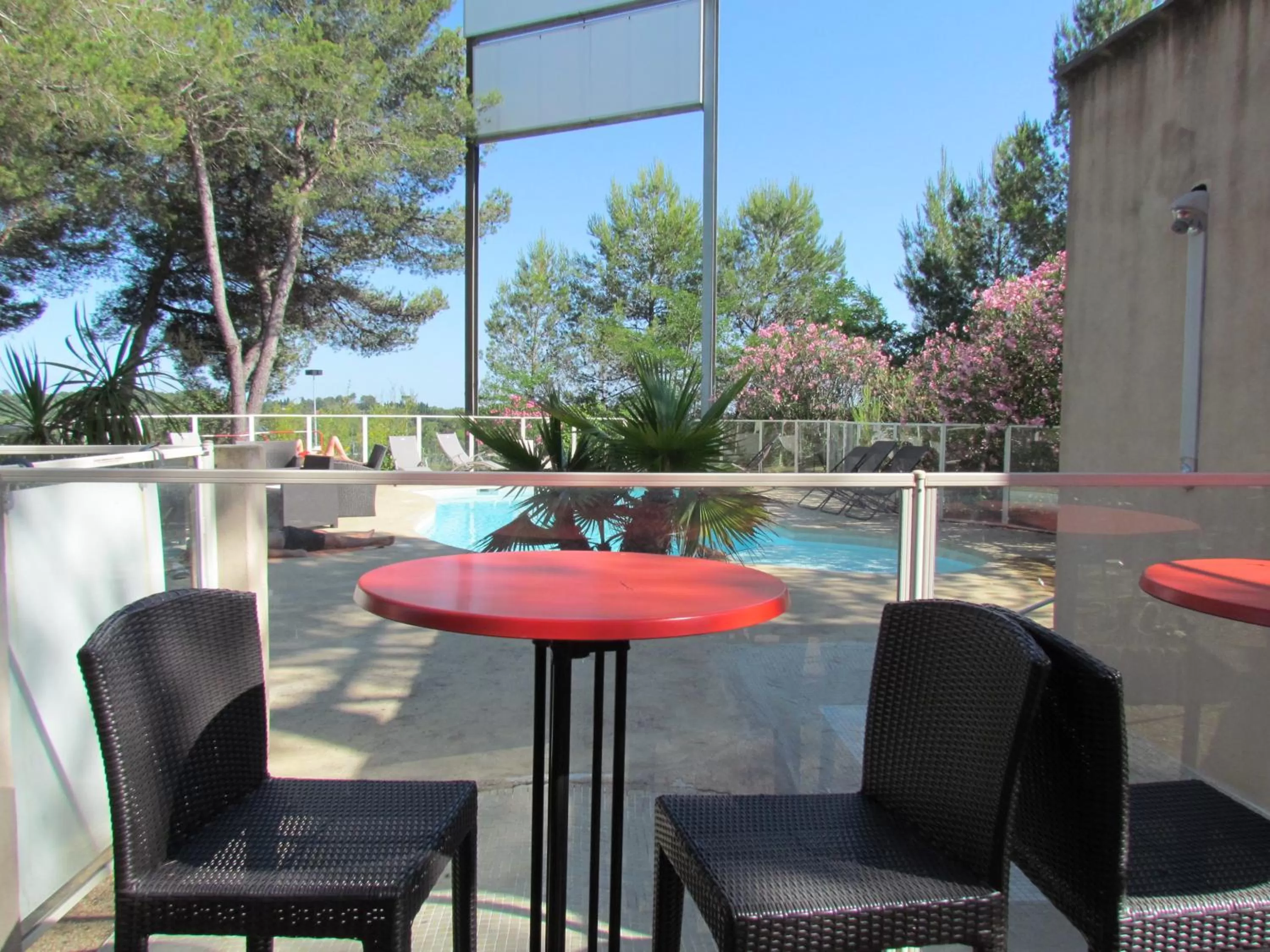 Swimming pool in Kyriad Montpellier Nord Parc Euromédecine