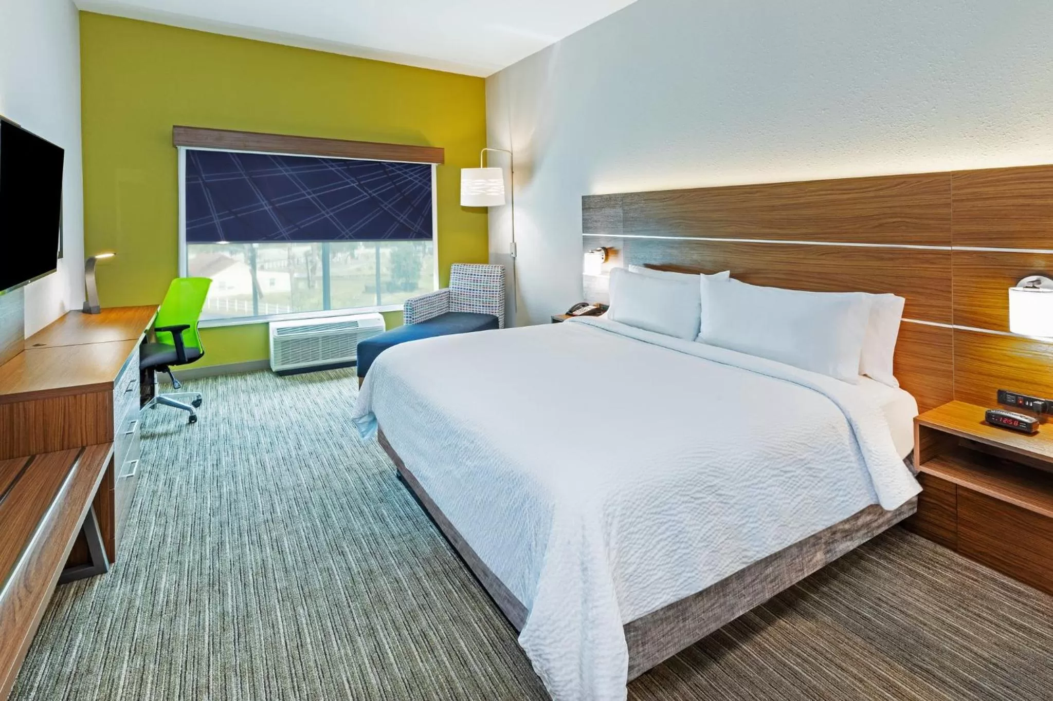 Photo of the whole room, Bed in Holiday Inn Express & Suites - Houston - Downtown North by IHG