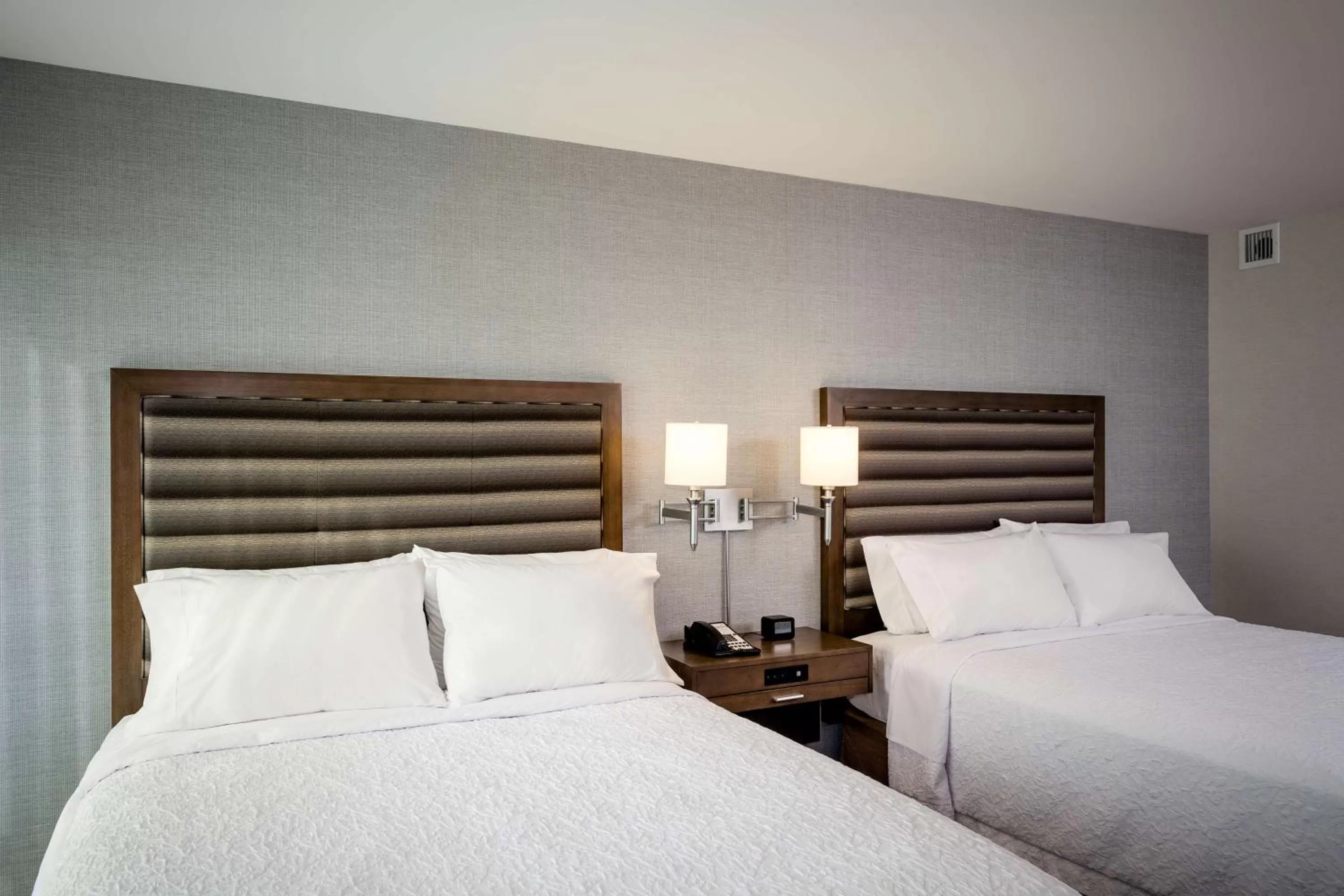 Bed in Hampton Inn & Suites by Hilton Seattle/Northgate
