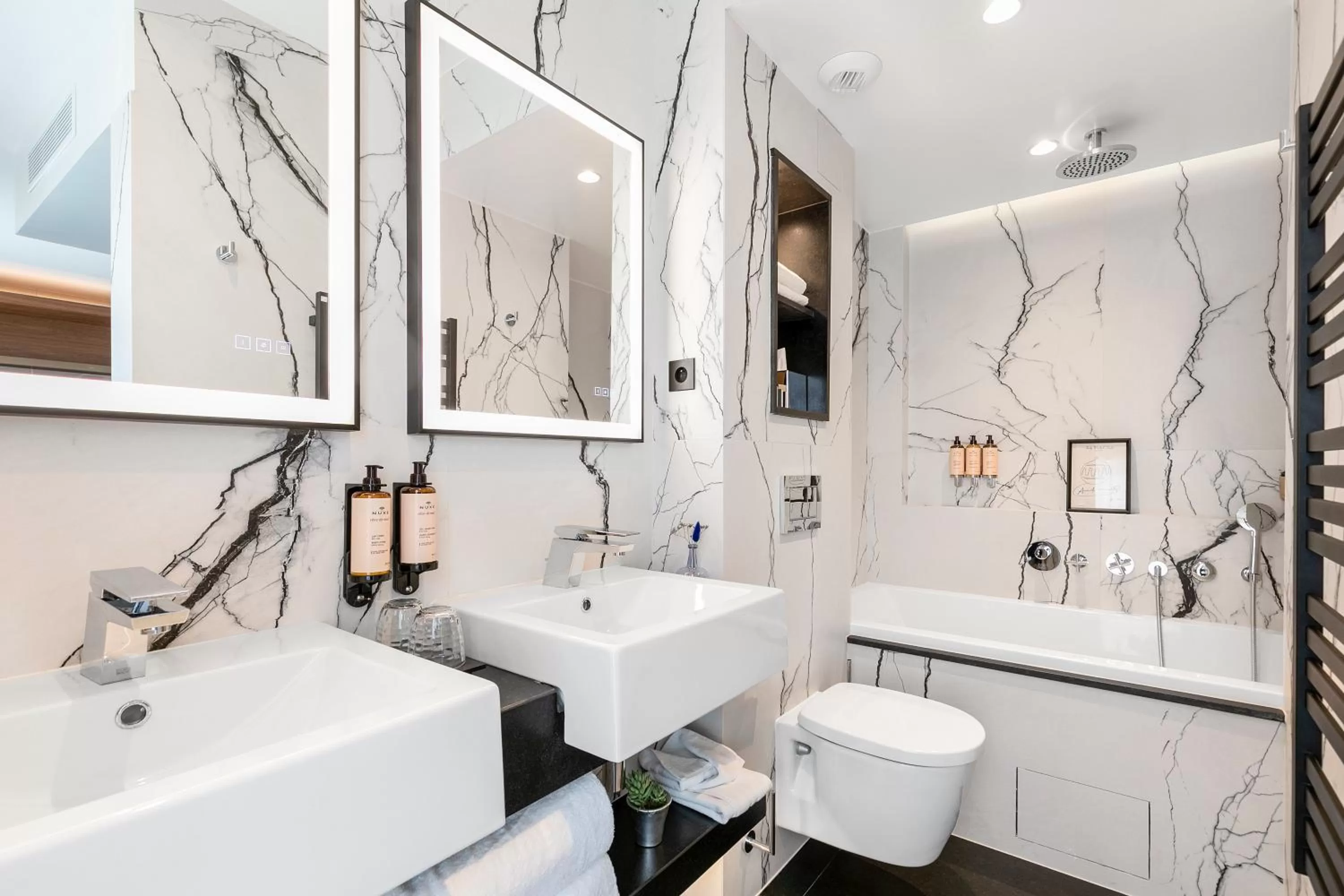 Bathroom in CARD Hôtel