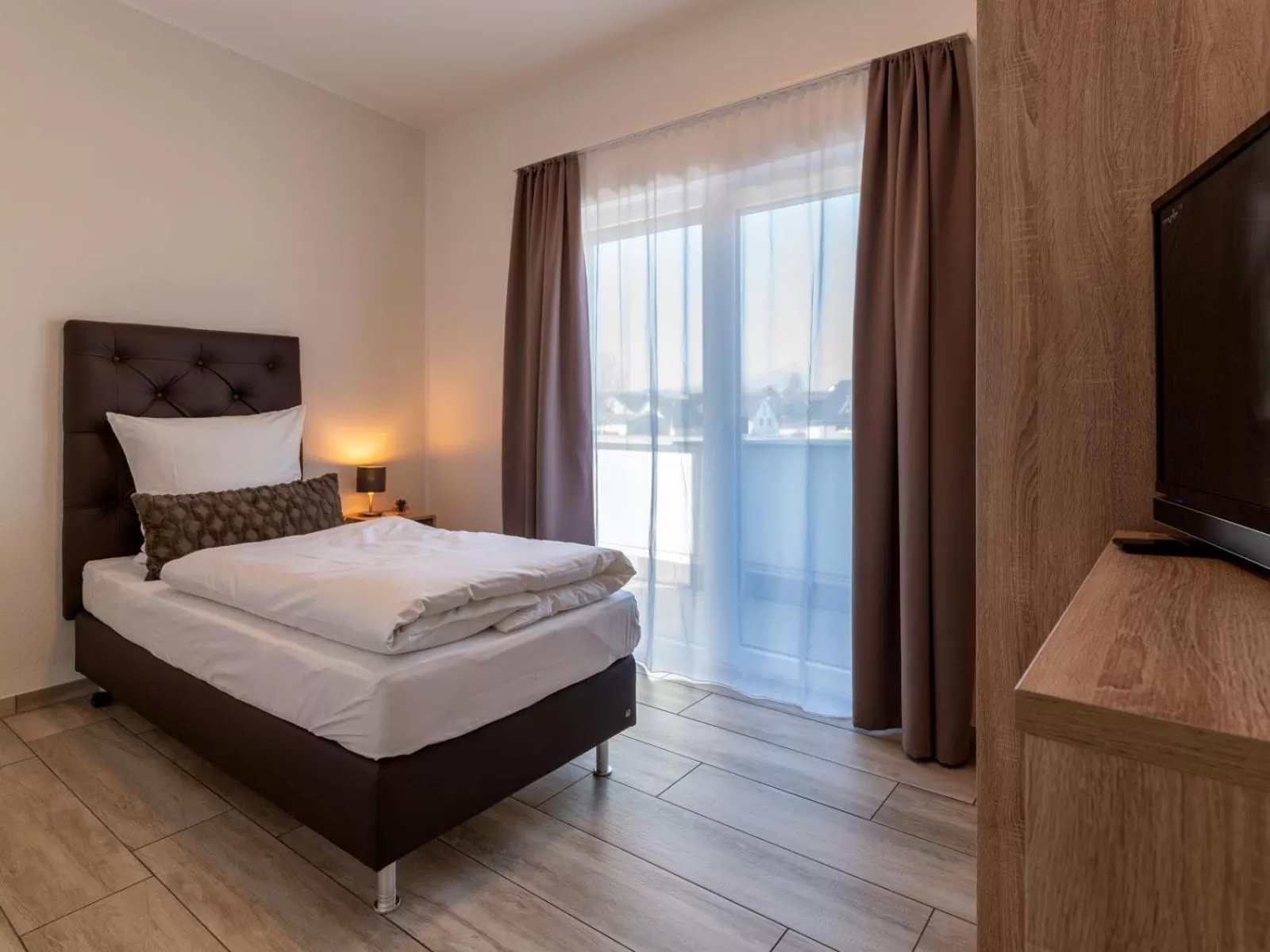 Bed in GLEUEL INN - digital hotel & serviced apartments & boardinghouse mit voll ausgestatteten Küchen