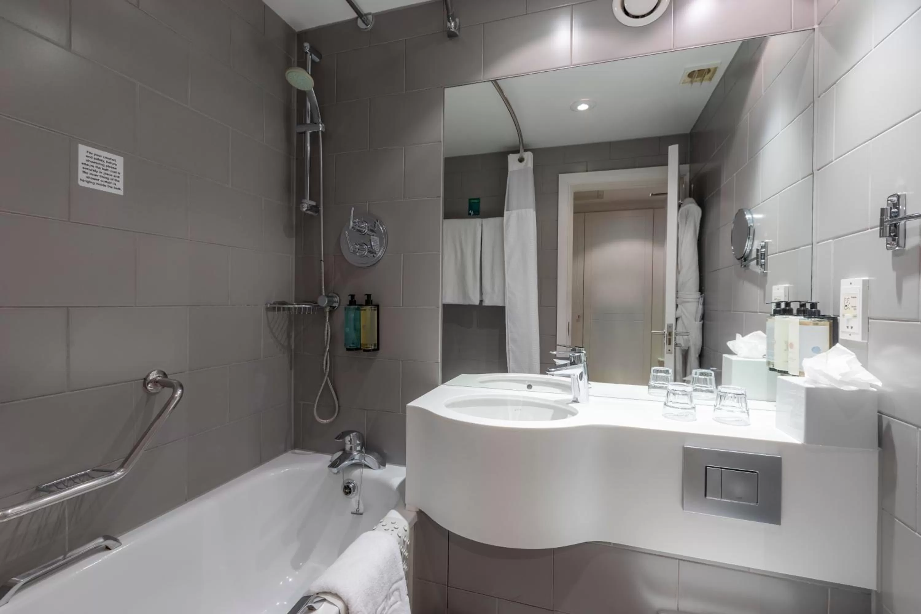Bathroom in Holiday Inn London - Regent's Park by IHG