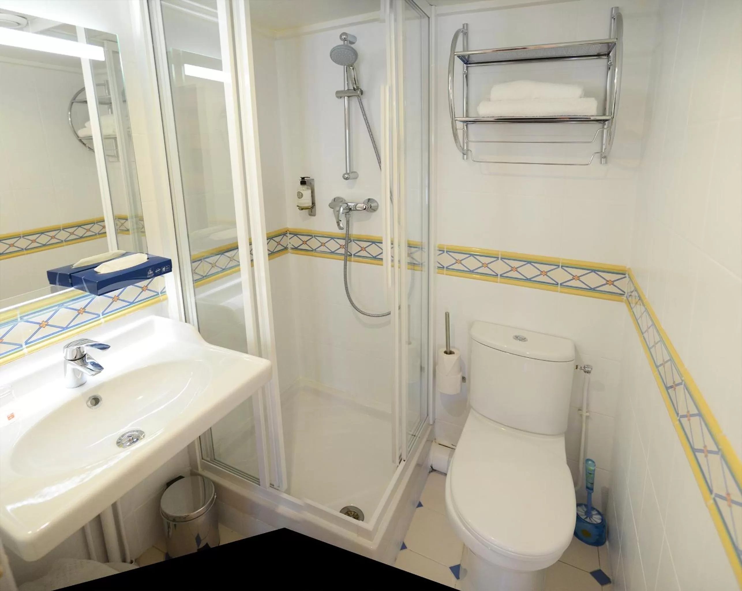 Shower in Hôtel Malar