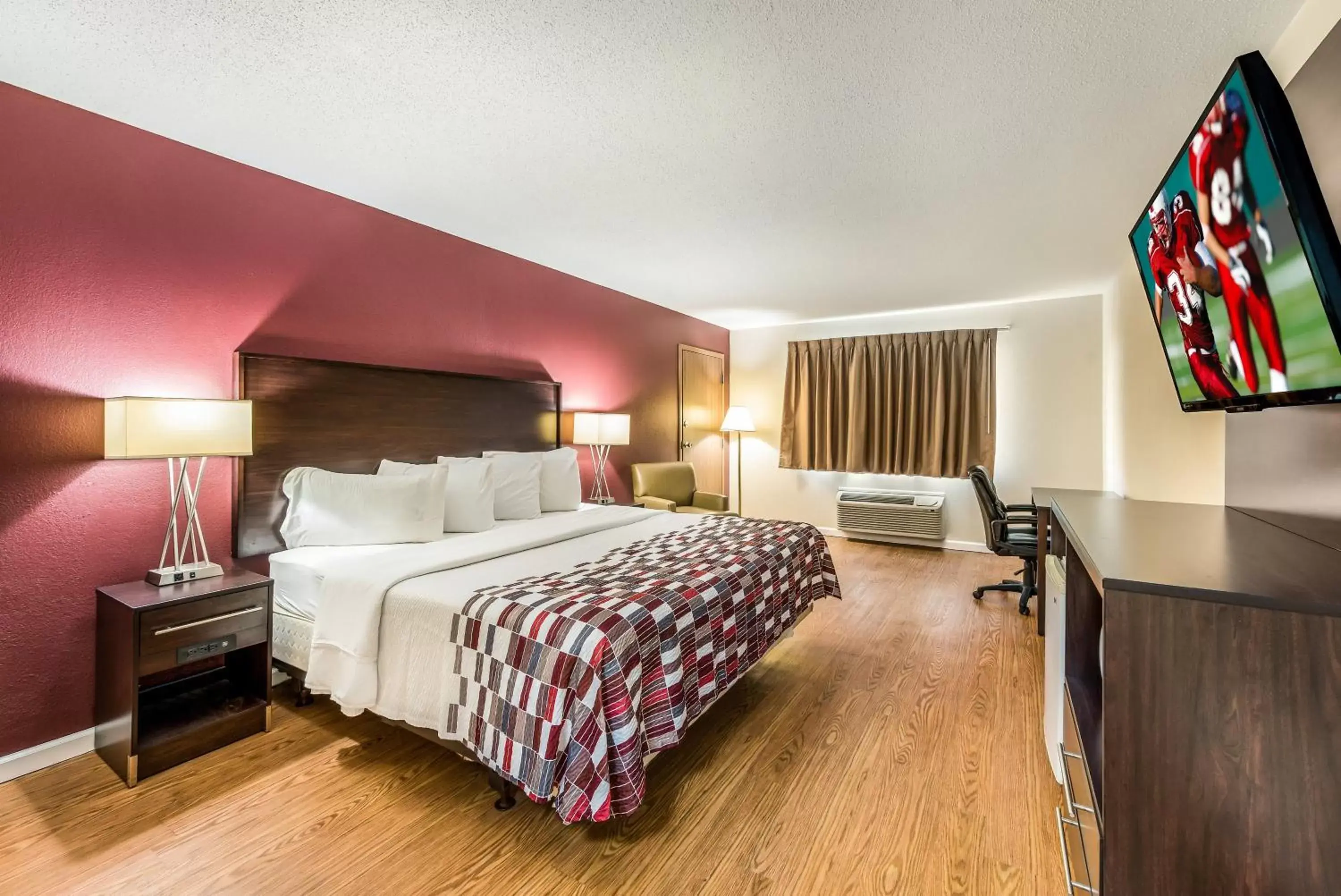 Deluxe King Room Non-Smoking in Red Roof Inn & Suites Wapakoneta Deluxe King Room Non-Smoking in Red Roof Inn & Suites Wapakoneta