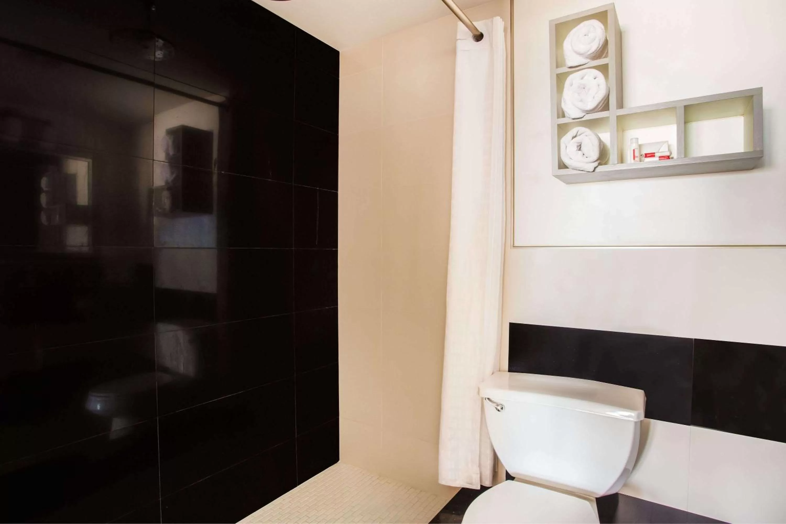 Bathroom in Arya Blu Inn and Suites