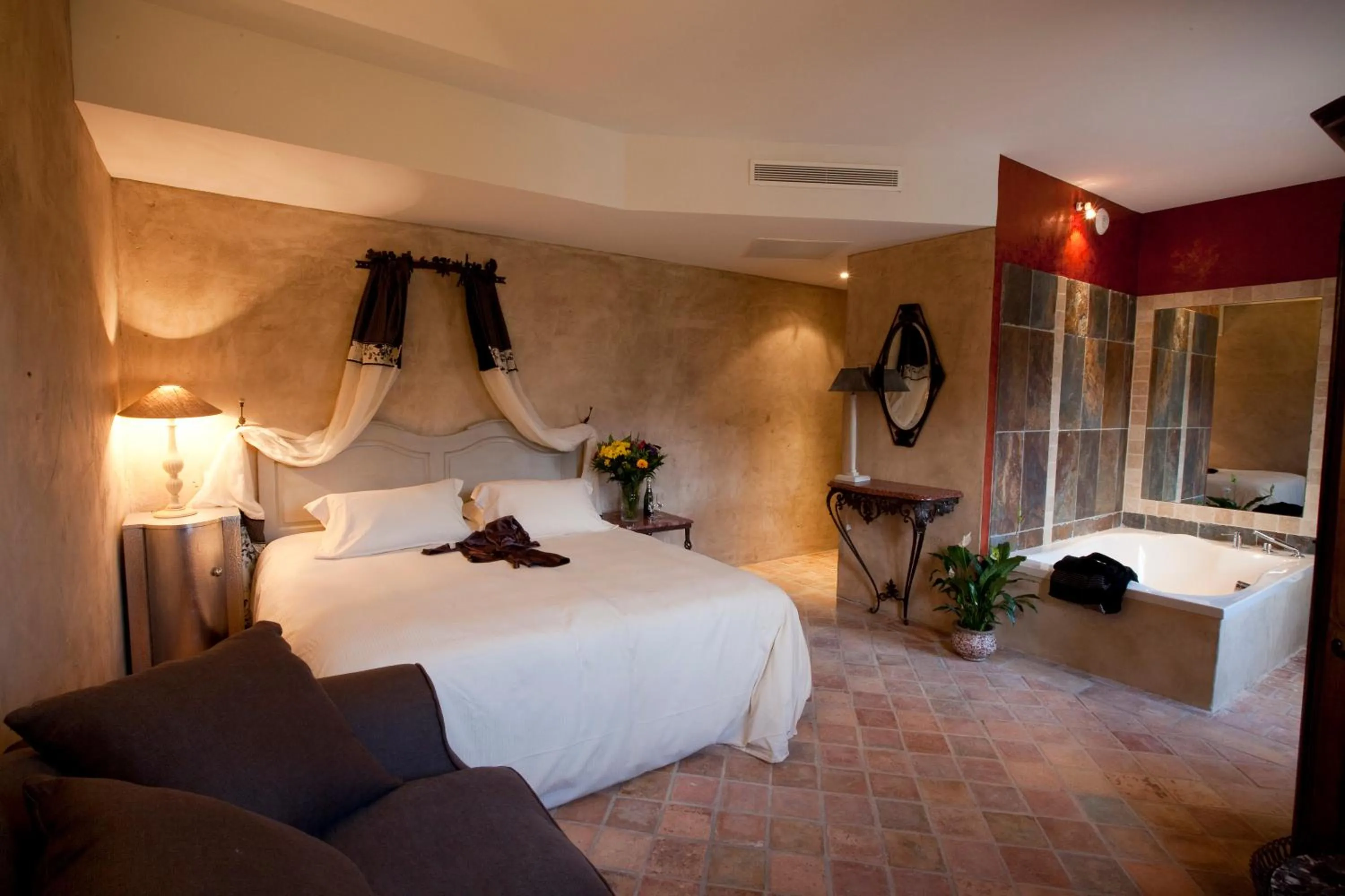 Photo of the whole room, Bed in Hôtel-Spa Le Saint Cirq