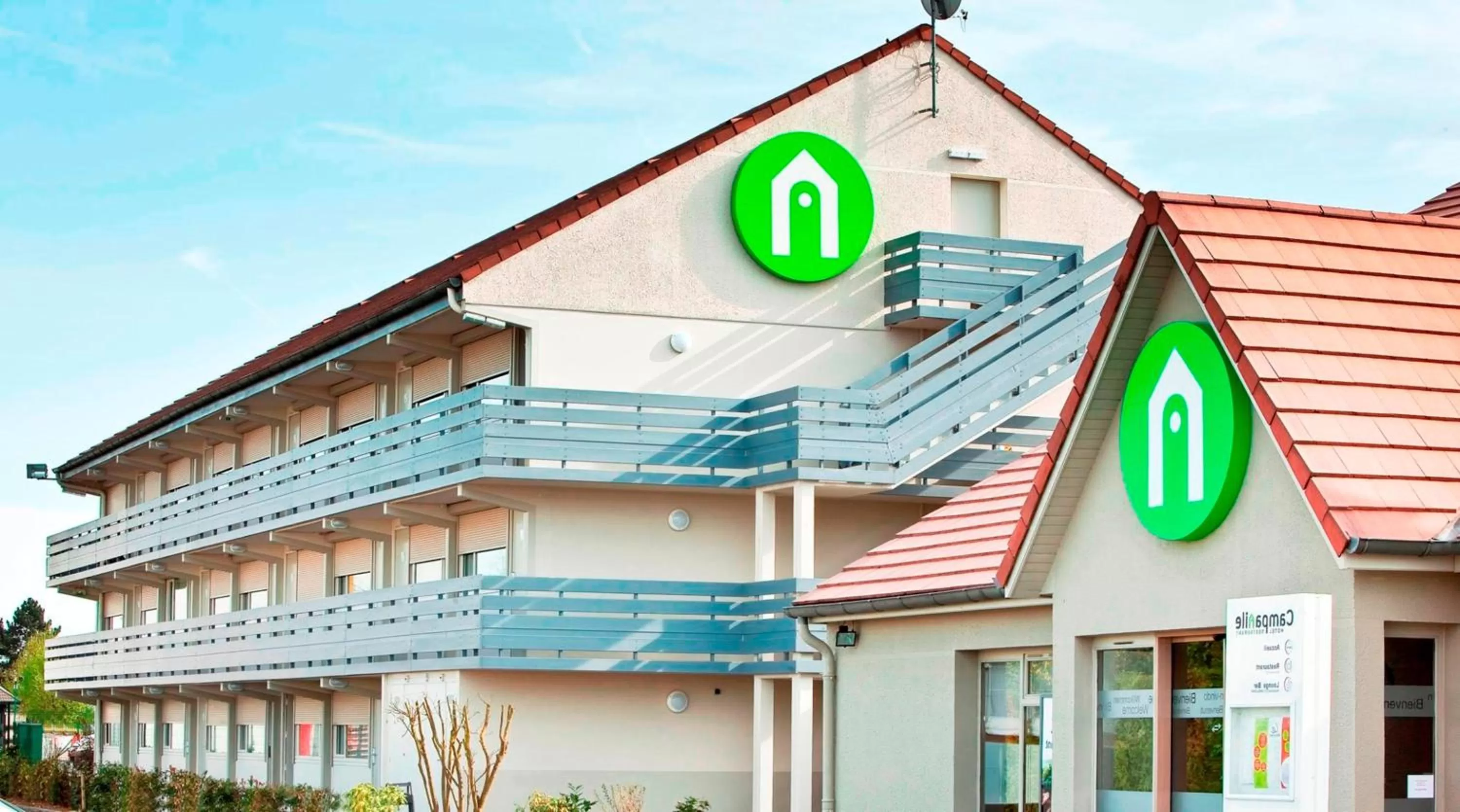 Facade/entrance in Campanile Lens