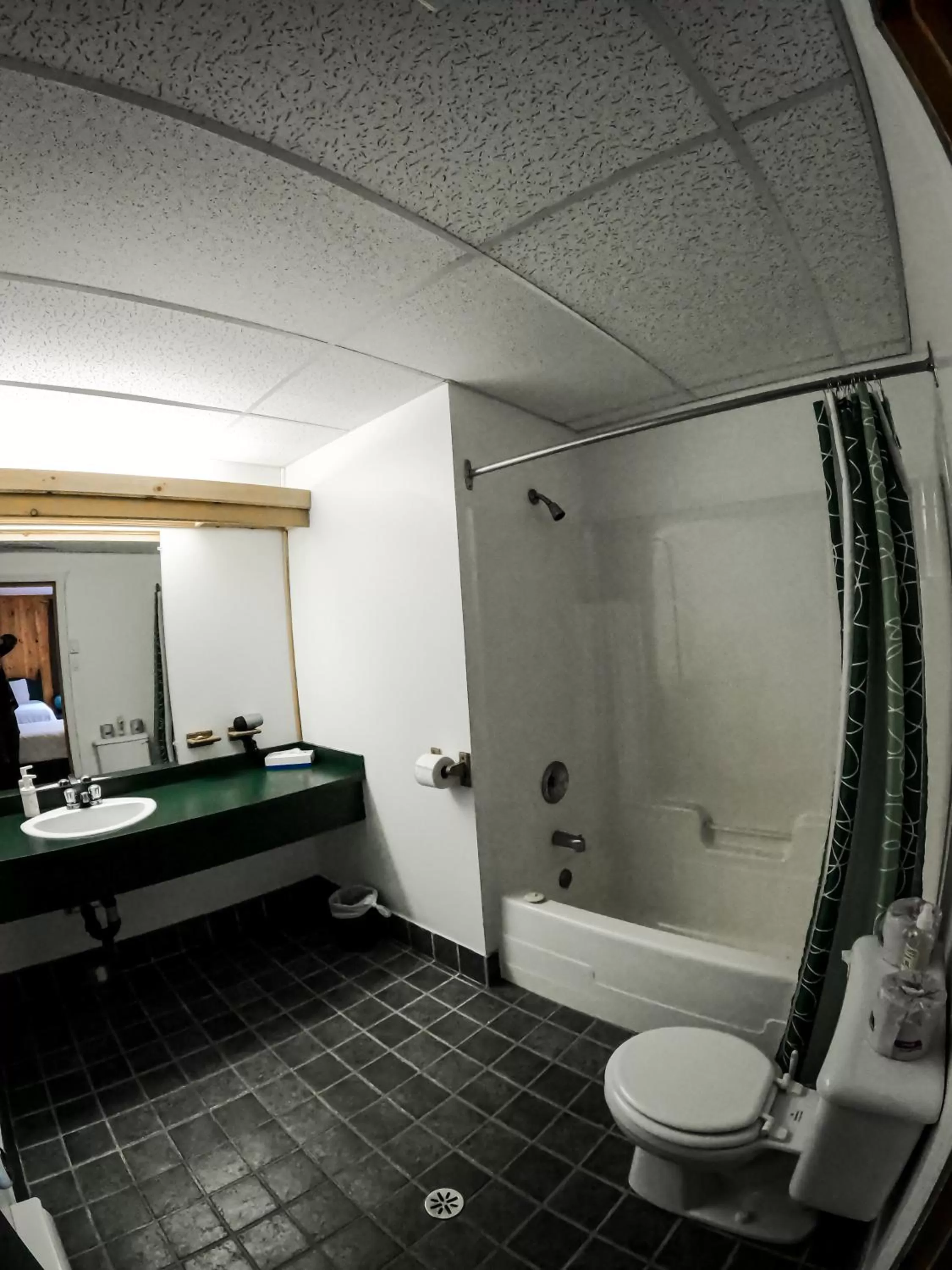 Shower in Camp Taureau - Altaï Canada