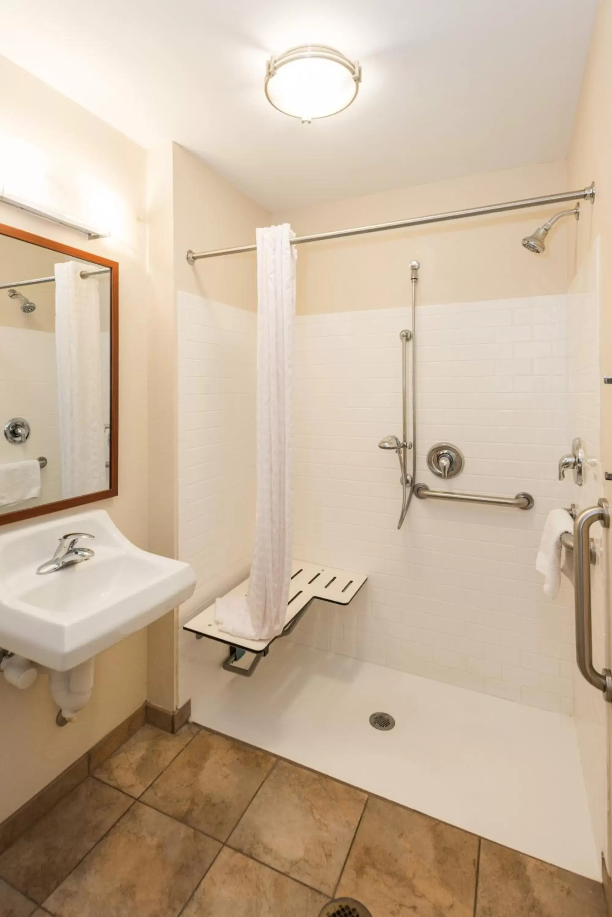 One-Bedroom King Room with Roll-In Shower - Hearing Accessible/Non-Smoking in Candlewood Suites Mobile-Downtown by IHG One-Bedroom King Room with Roll-In Shower - Hearing Accessible/Non-Smoking in Candlewood Suites Mobile-Downtown by IHG