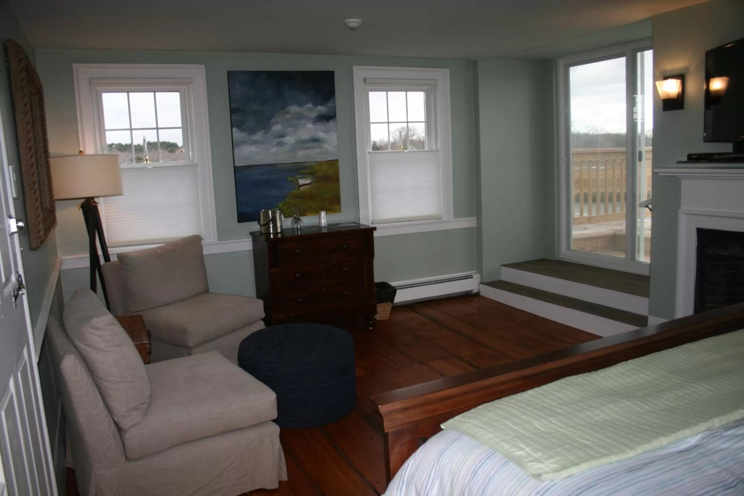 Seating area, Bed in Shea's Riverside Inn & Motel