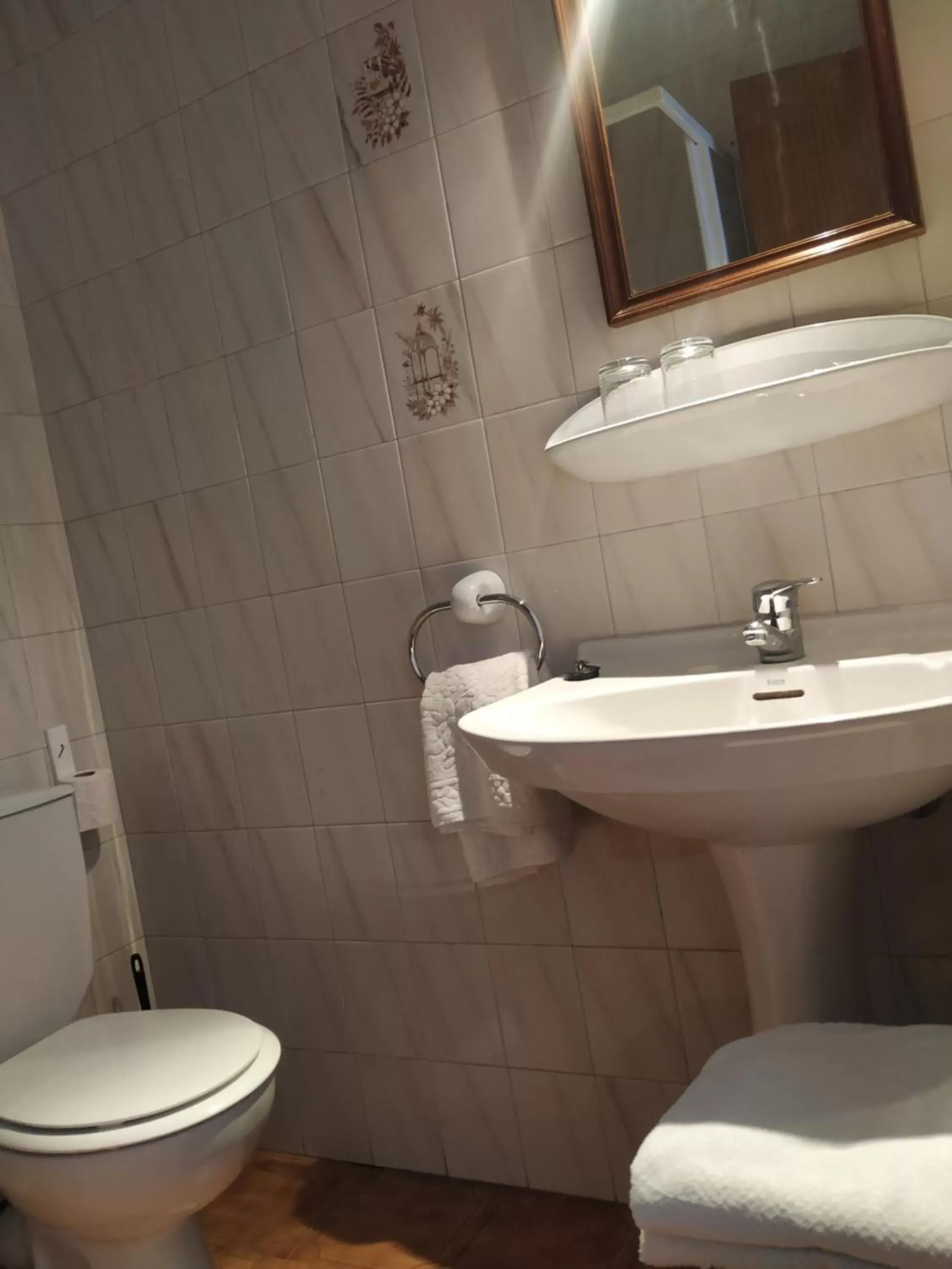 Twin Room with Bathroom in Hostal agripino y Restaurante asiático Twin Room with Bathroom in Hostal agripino y Restaurante asiático