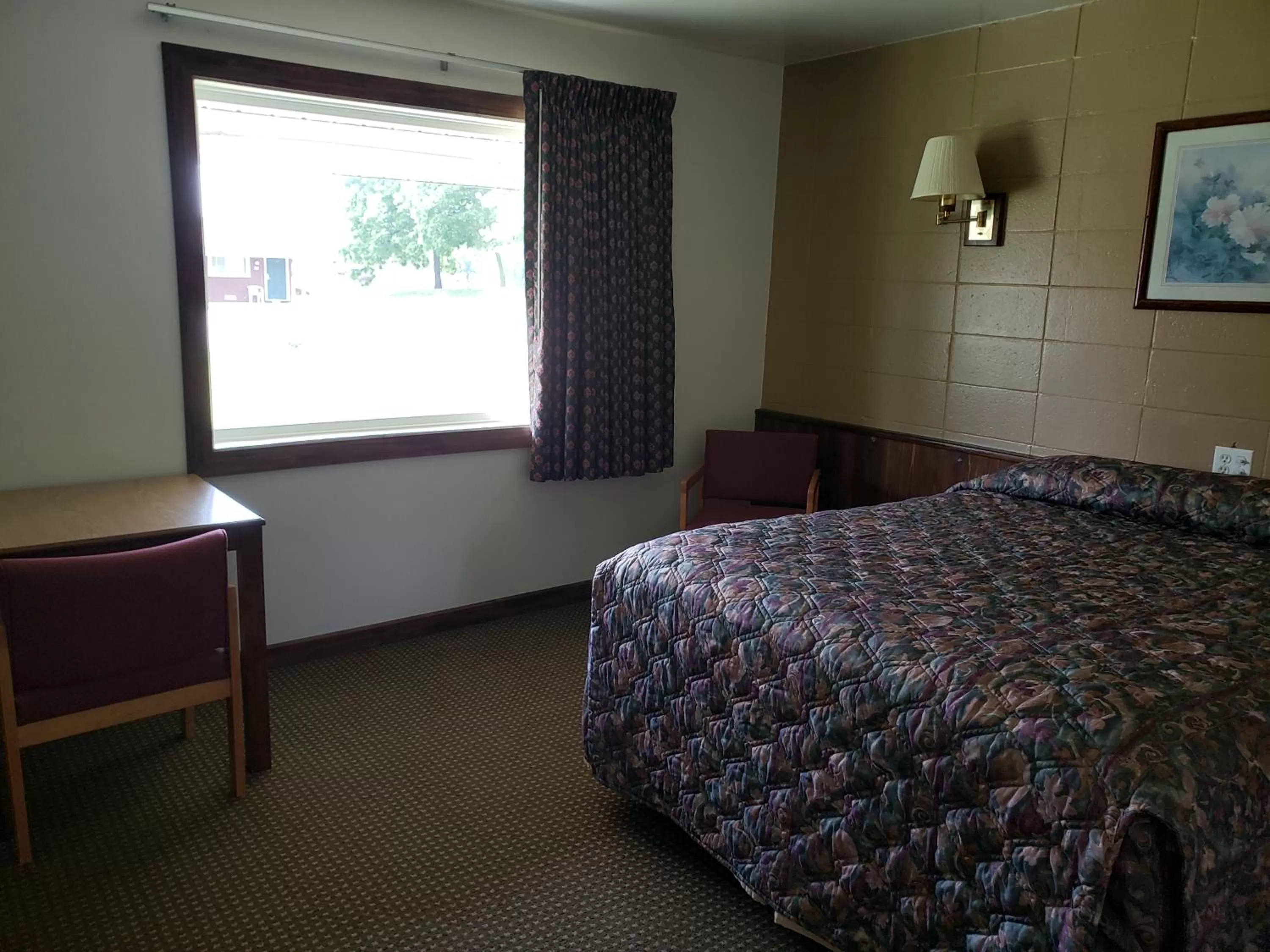 Bedroom in Spinning Wheel Motel