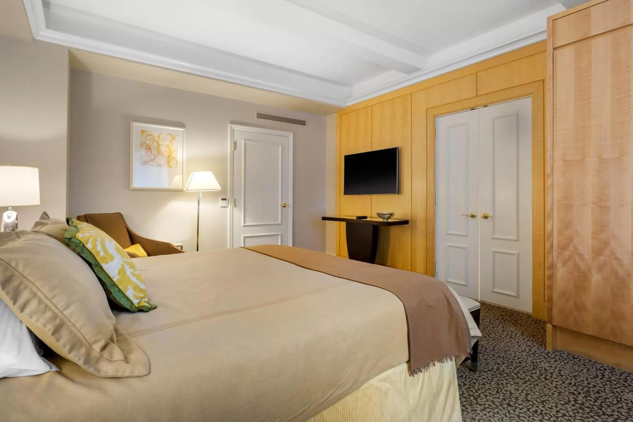 Photo of the whole room, Bed in Omni Berkshire Place