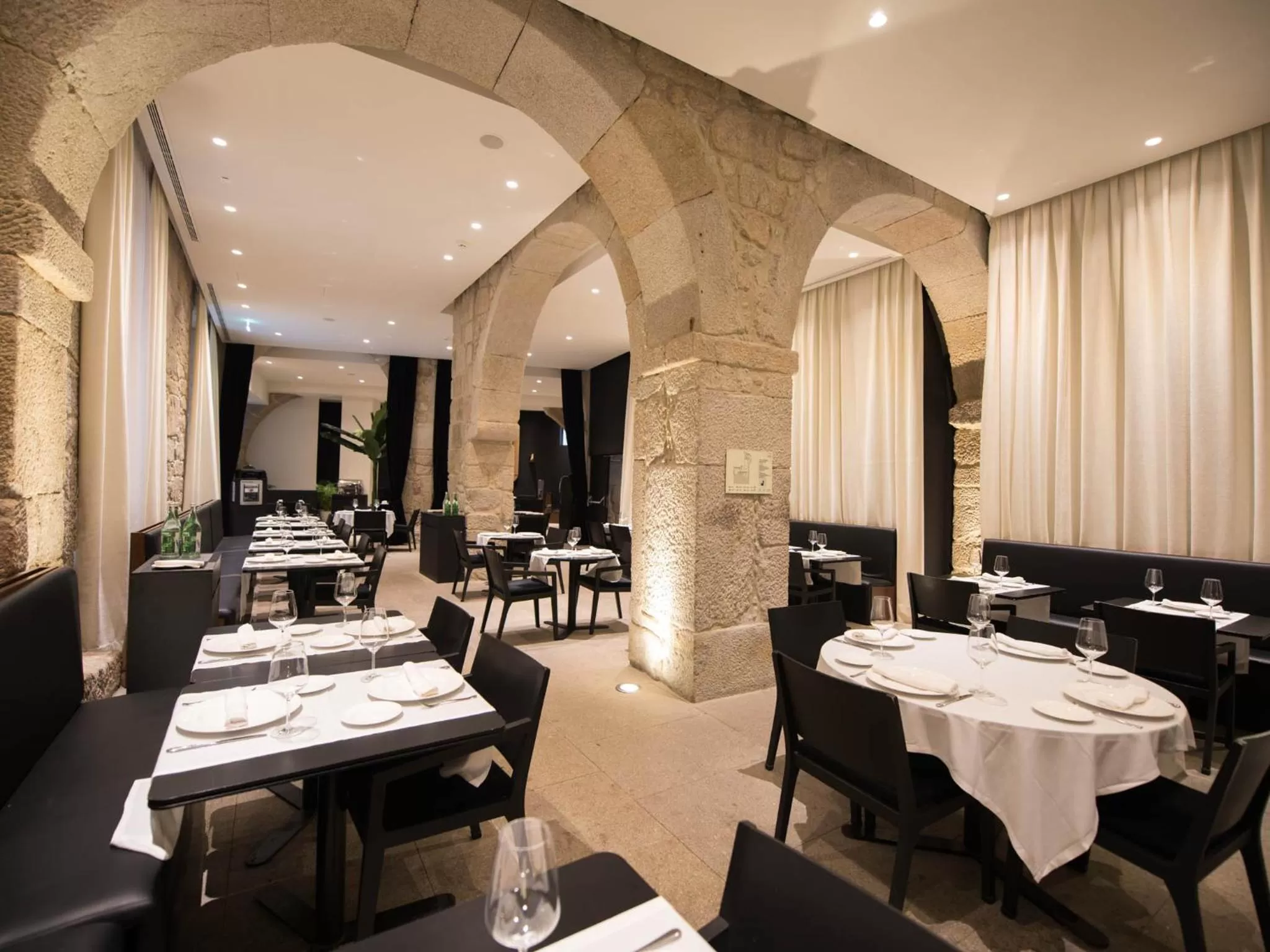 Restaurant/places to eat in Hotel Carris Porto Ribeira