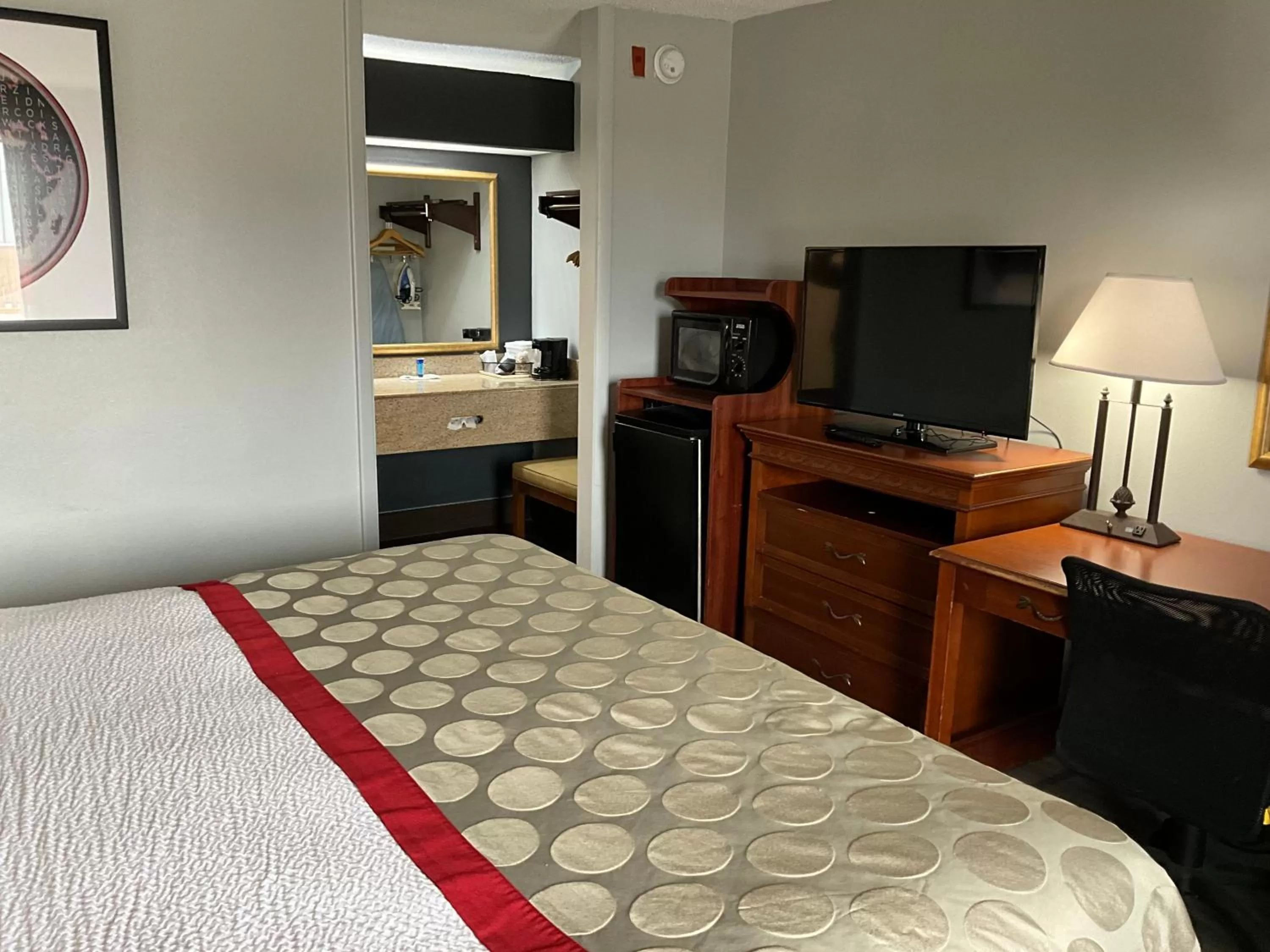 Bedroom, Bed in Ramada by Wyndham Macon