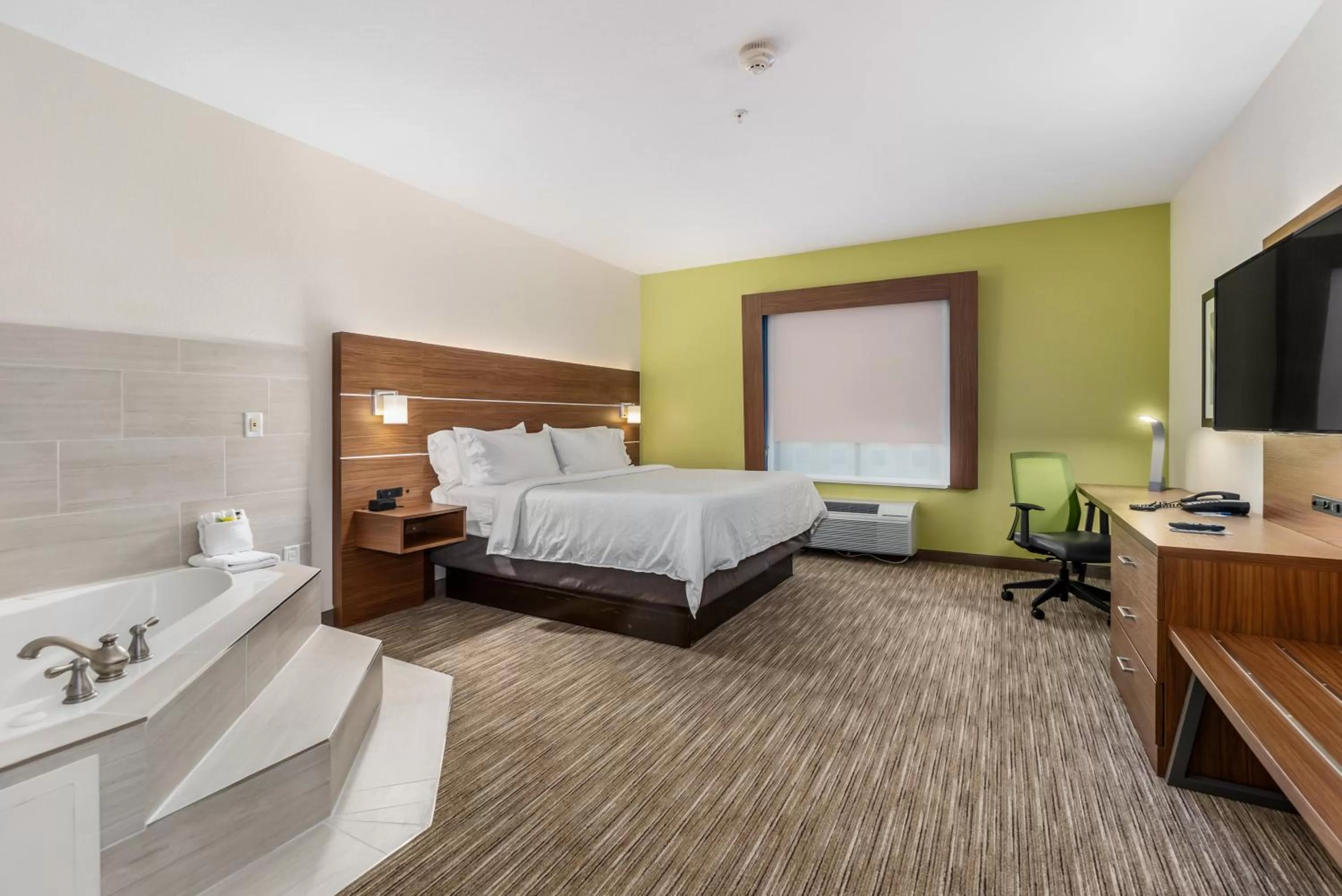 Photo of the whole room, Bed in Holiday Inn Express & Suites Van Buren-Fort Smith Area, an IHG Hotel