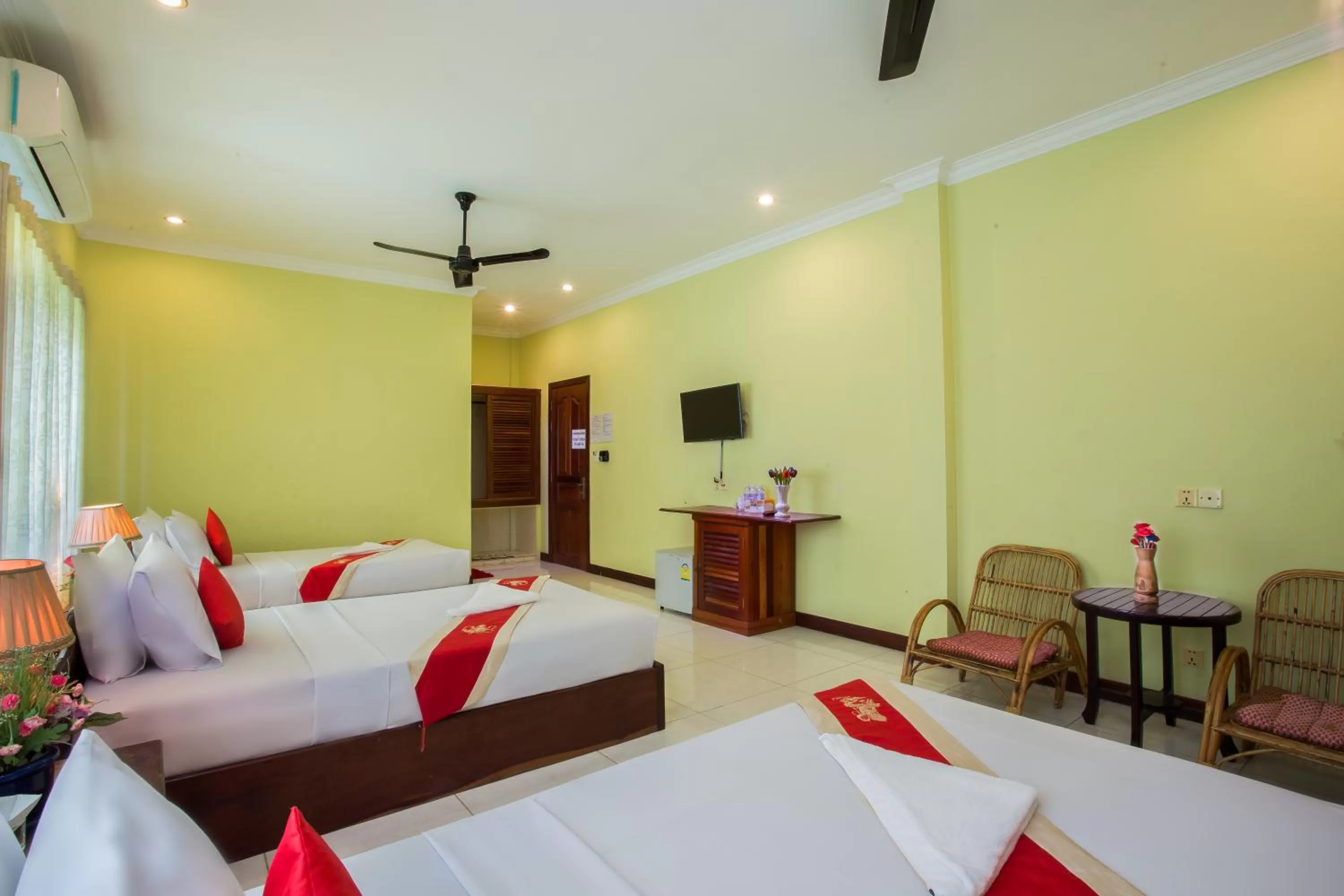 Bedroom, Bed in Side Walk Hotel