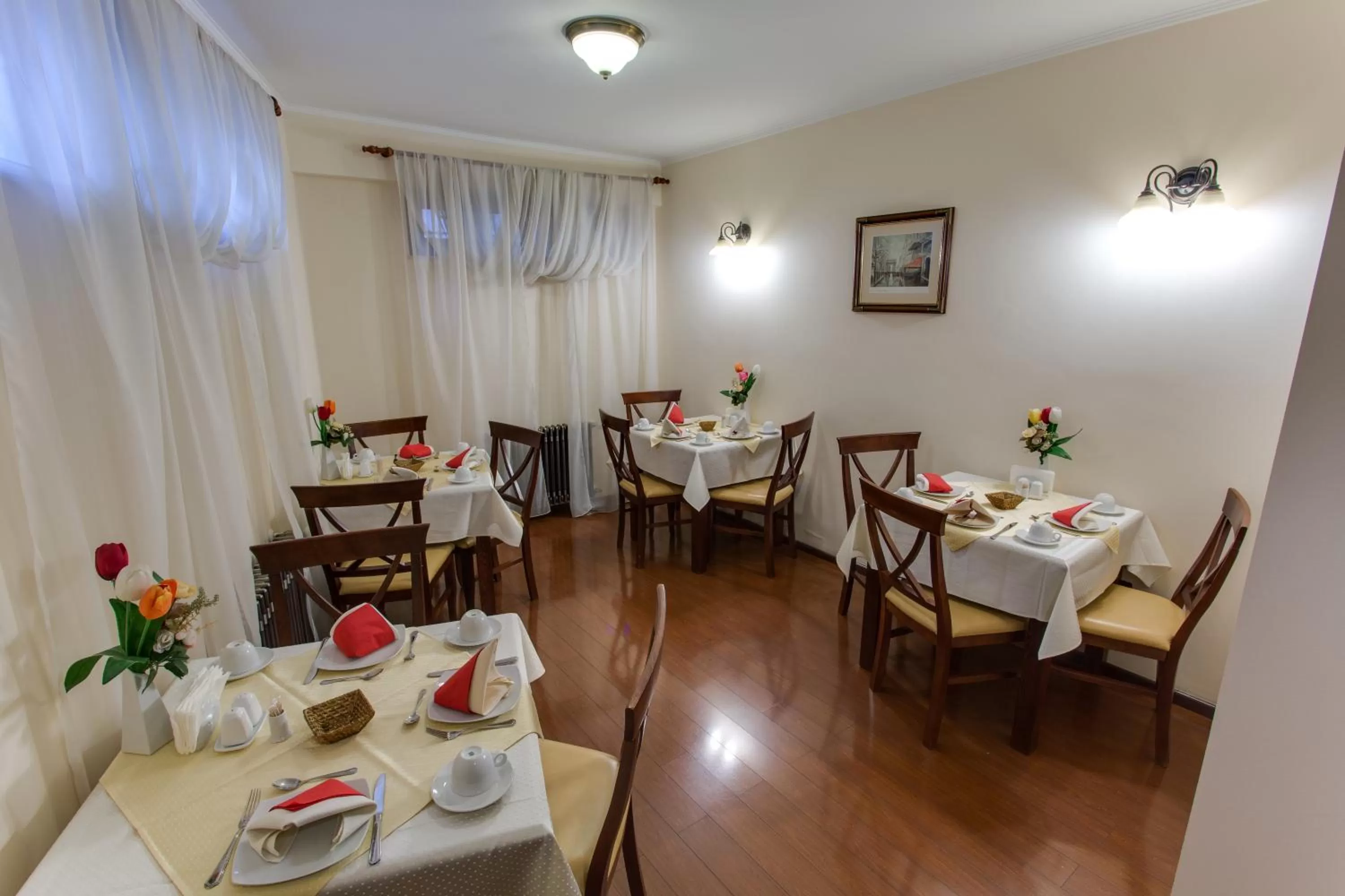 Restaurant/places to eat in Vila Paris Boutique Hotel