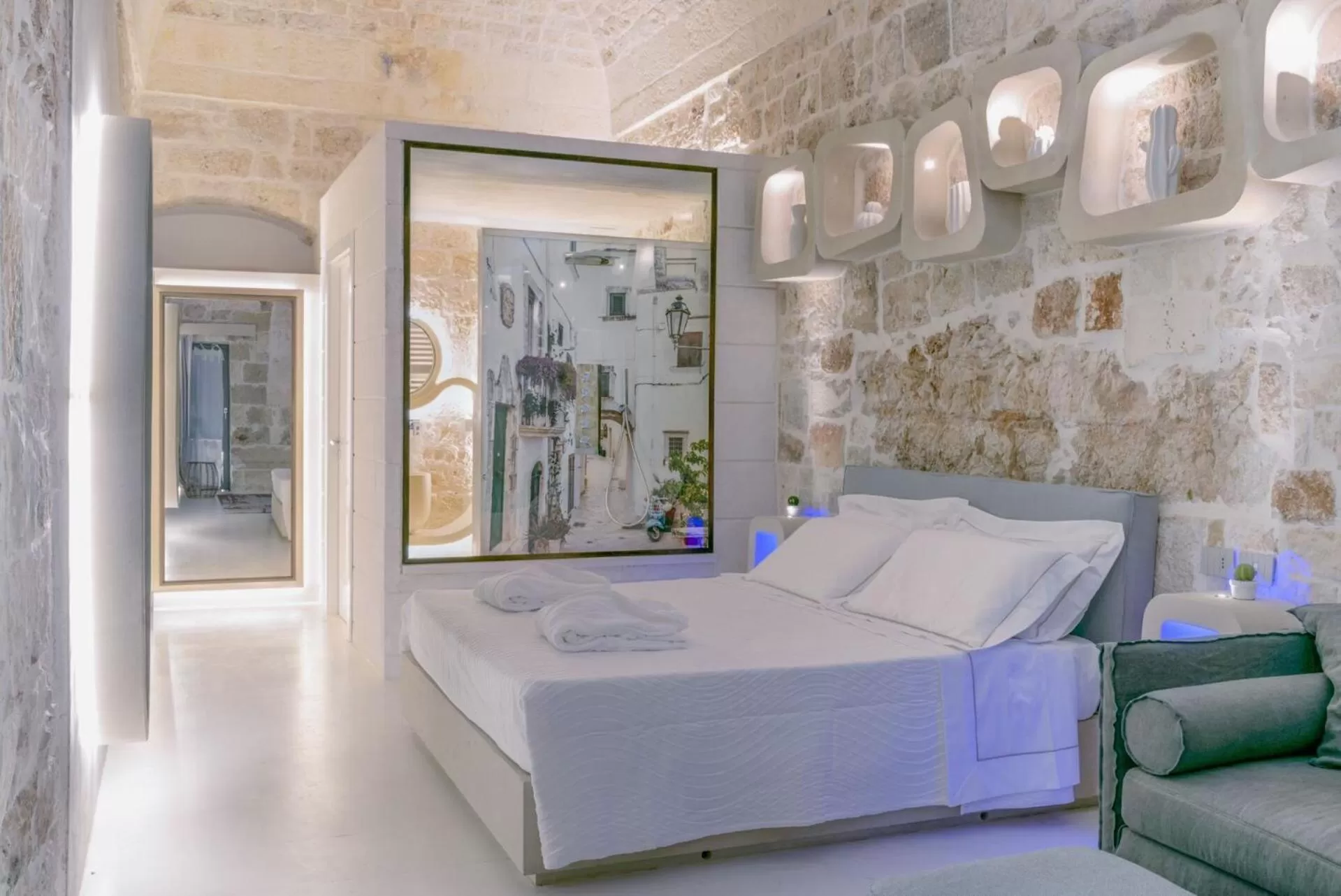 Bed in Vico Bianco Raro Villas Smart Rooms Collection