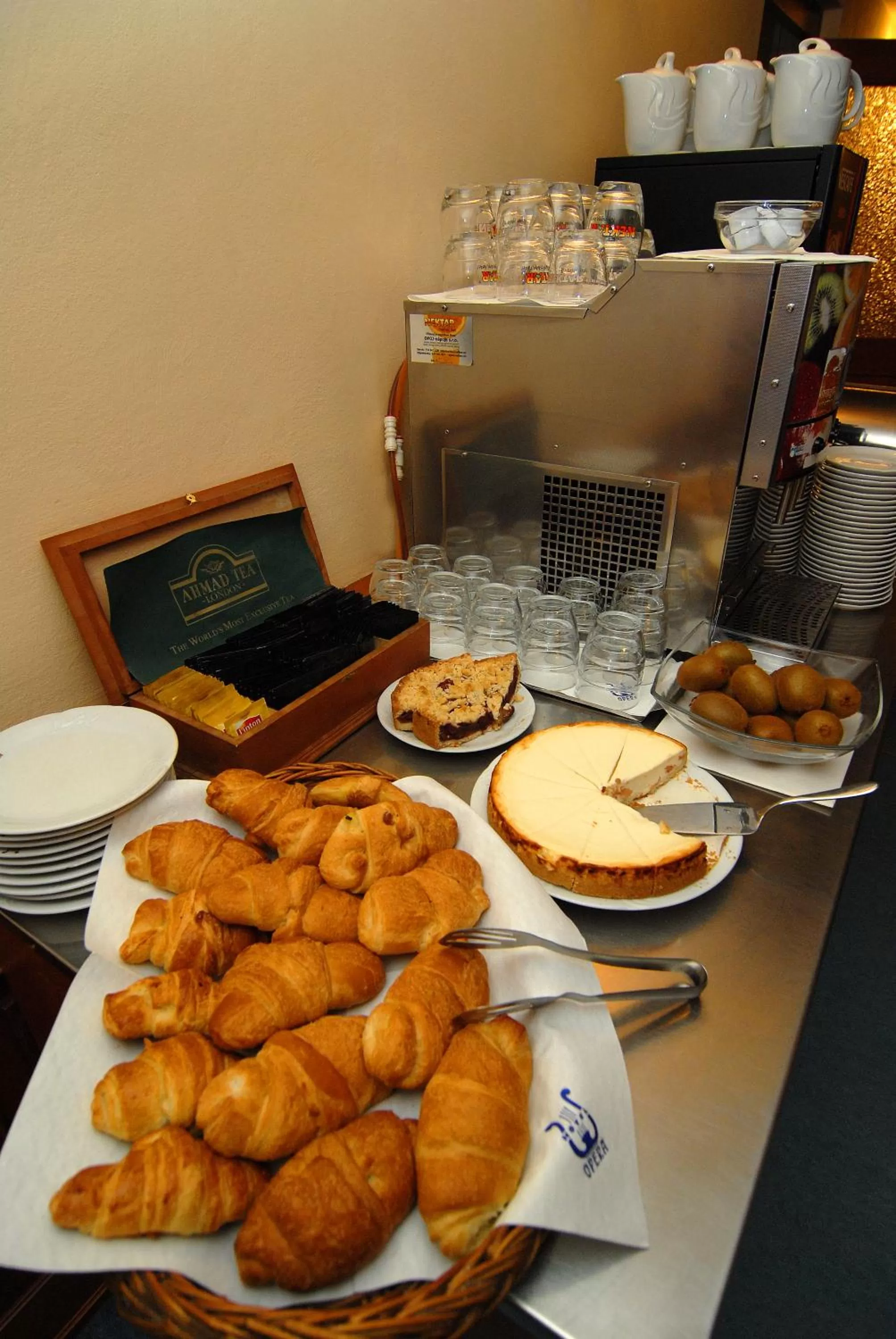 Restaurant/places to eat in Hotel Opera