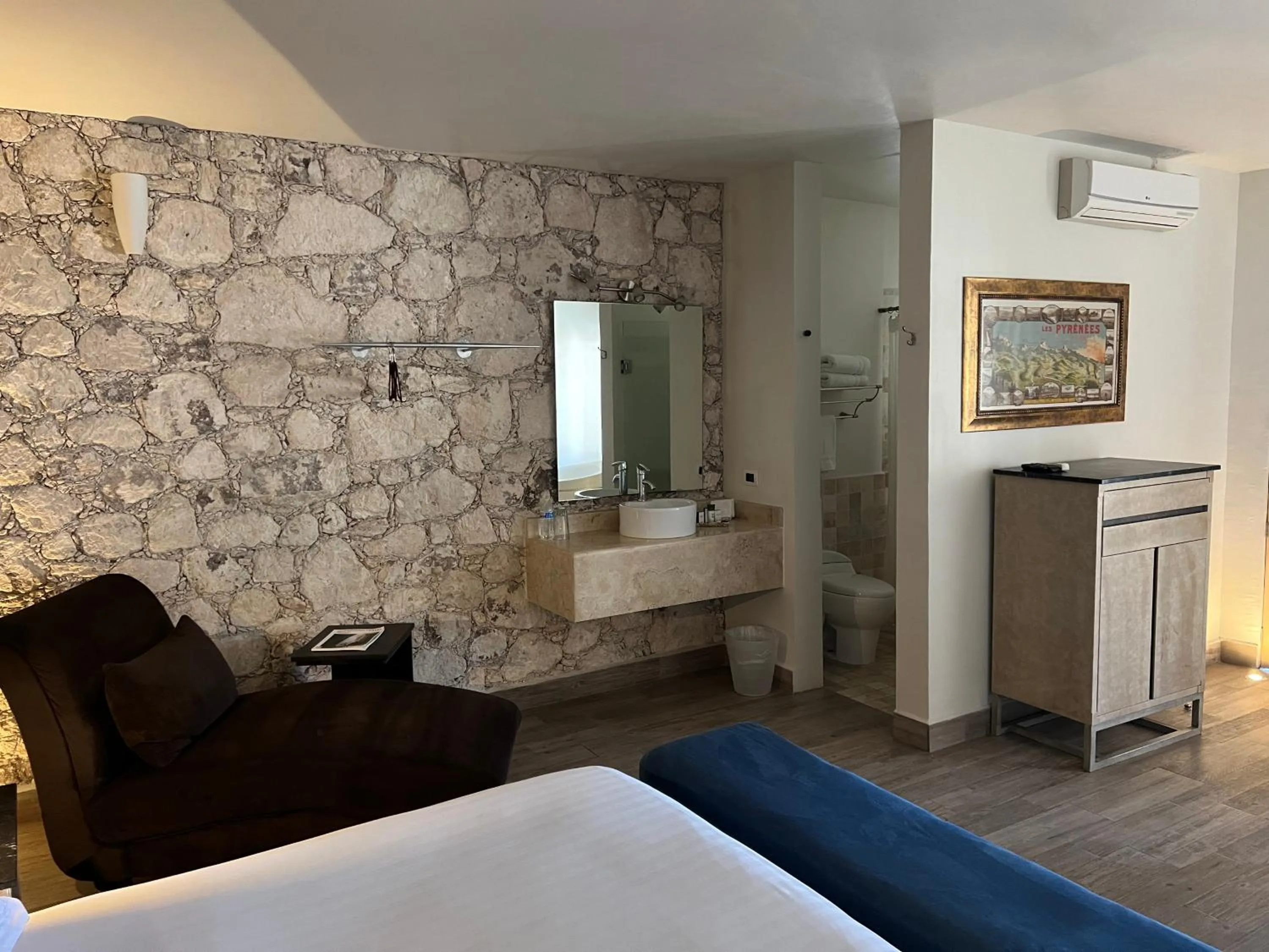 Bathroom, Bed in Casa Mateo Hotel Boutique