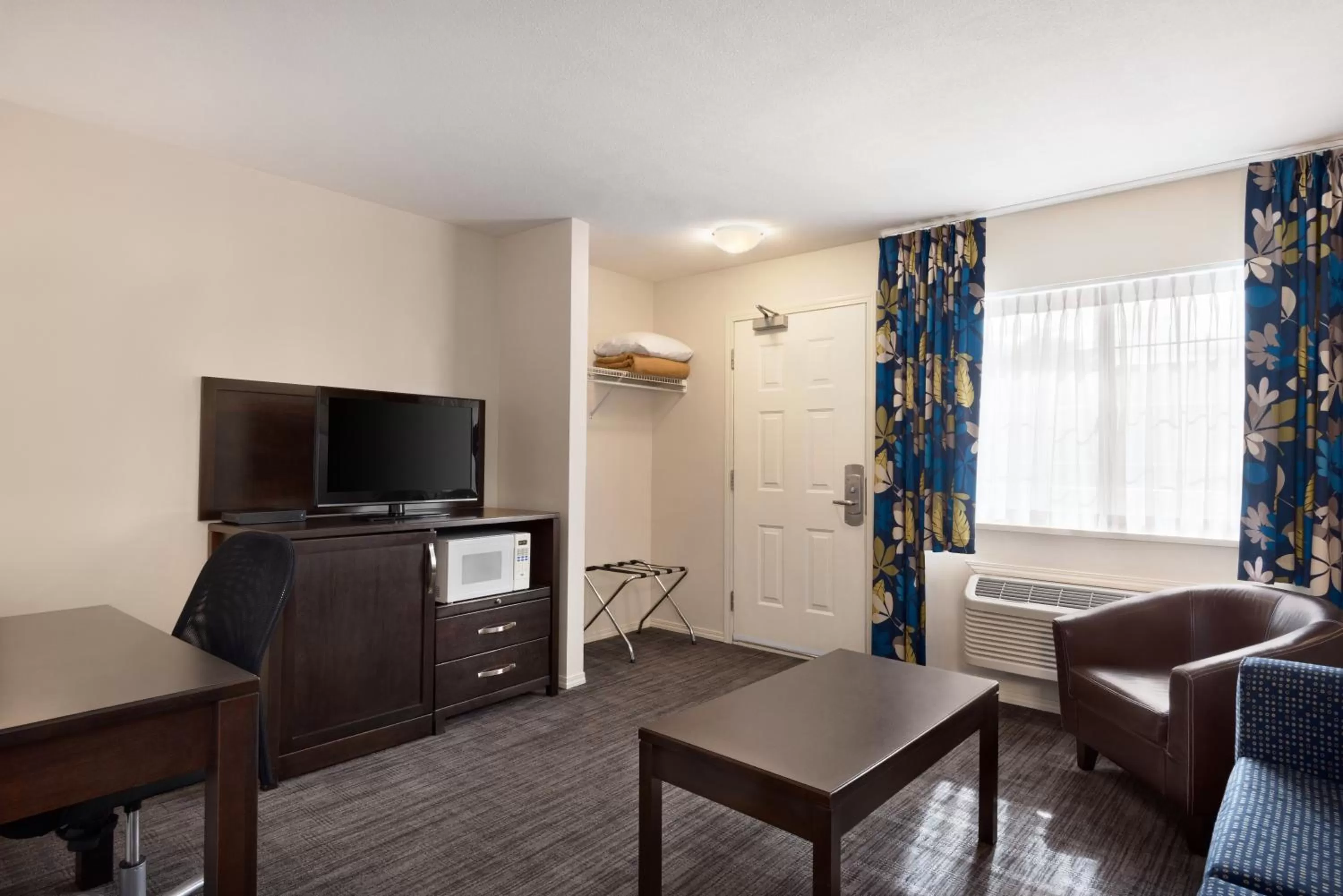 Queen Suite with Courtyard View - Non-Smoking in Days Inn by Wyndham Kelowna