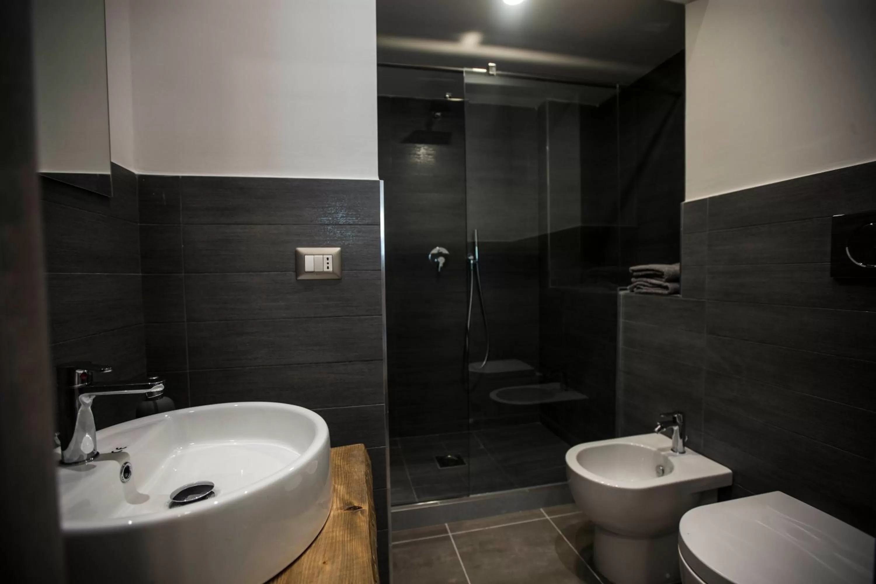 Shower in GB Central Station Napoli