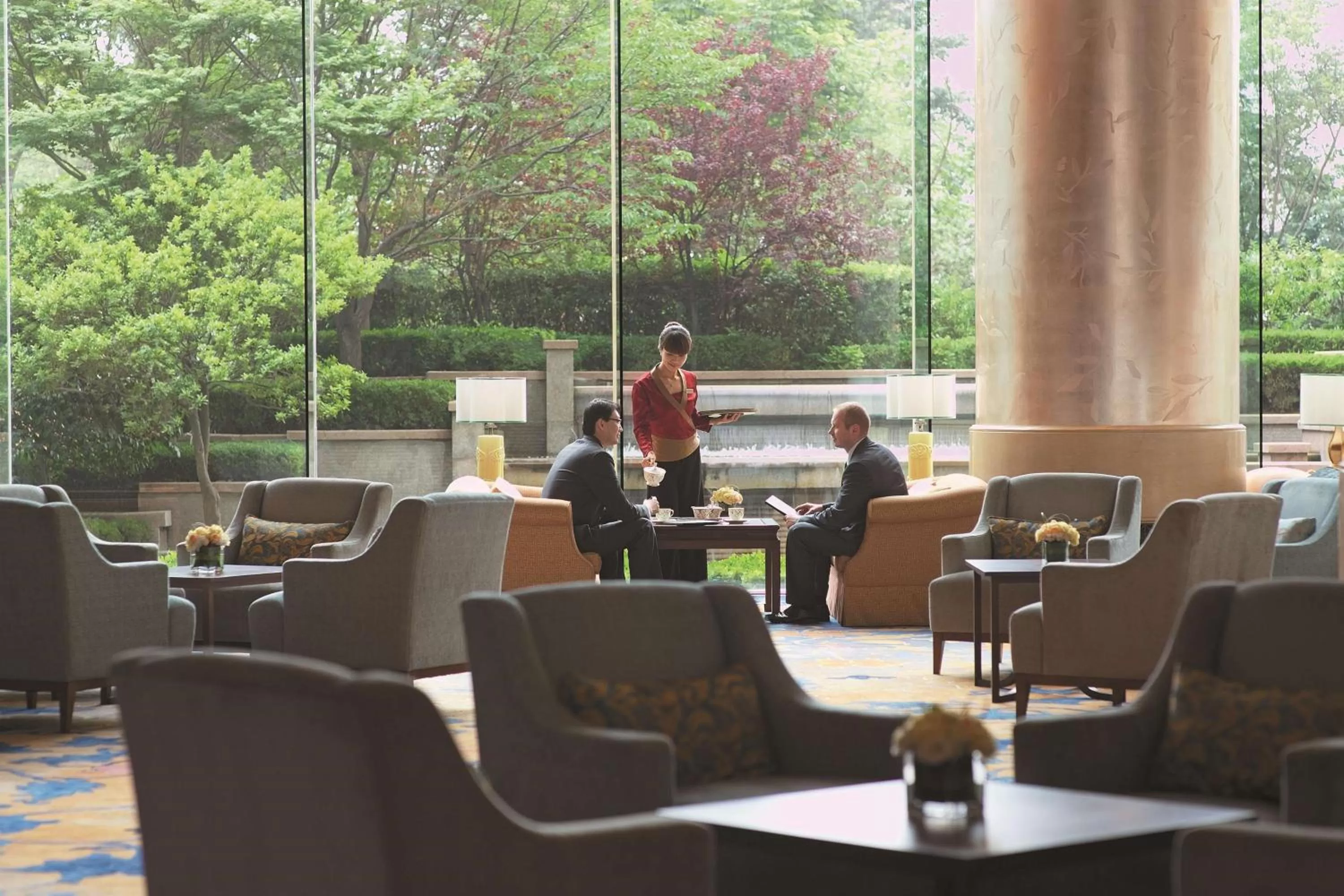 Lounge or bar in Shangri-La Qingdao