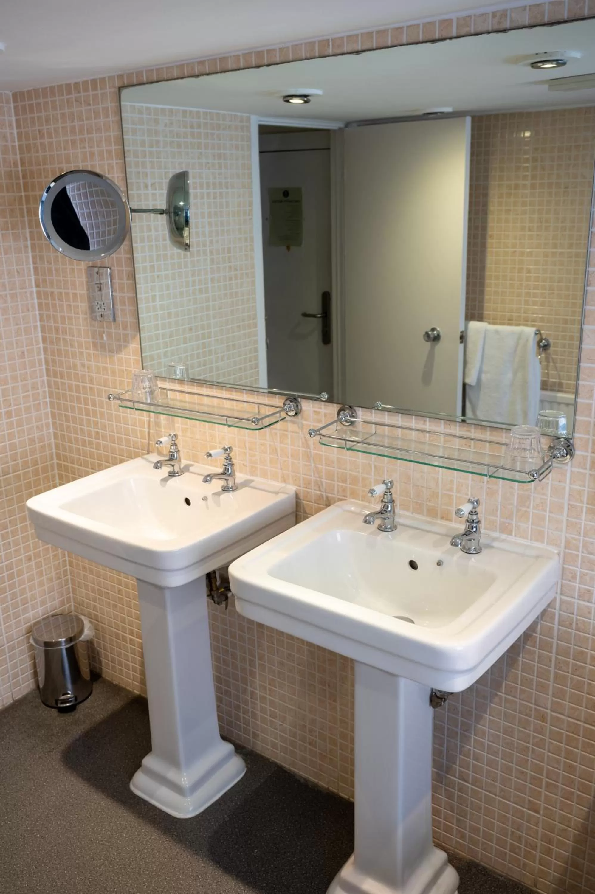 Bathroom in Antelope by Greene King Inns