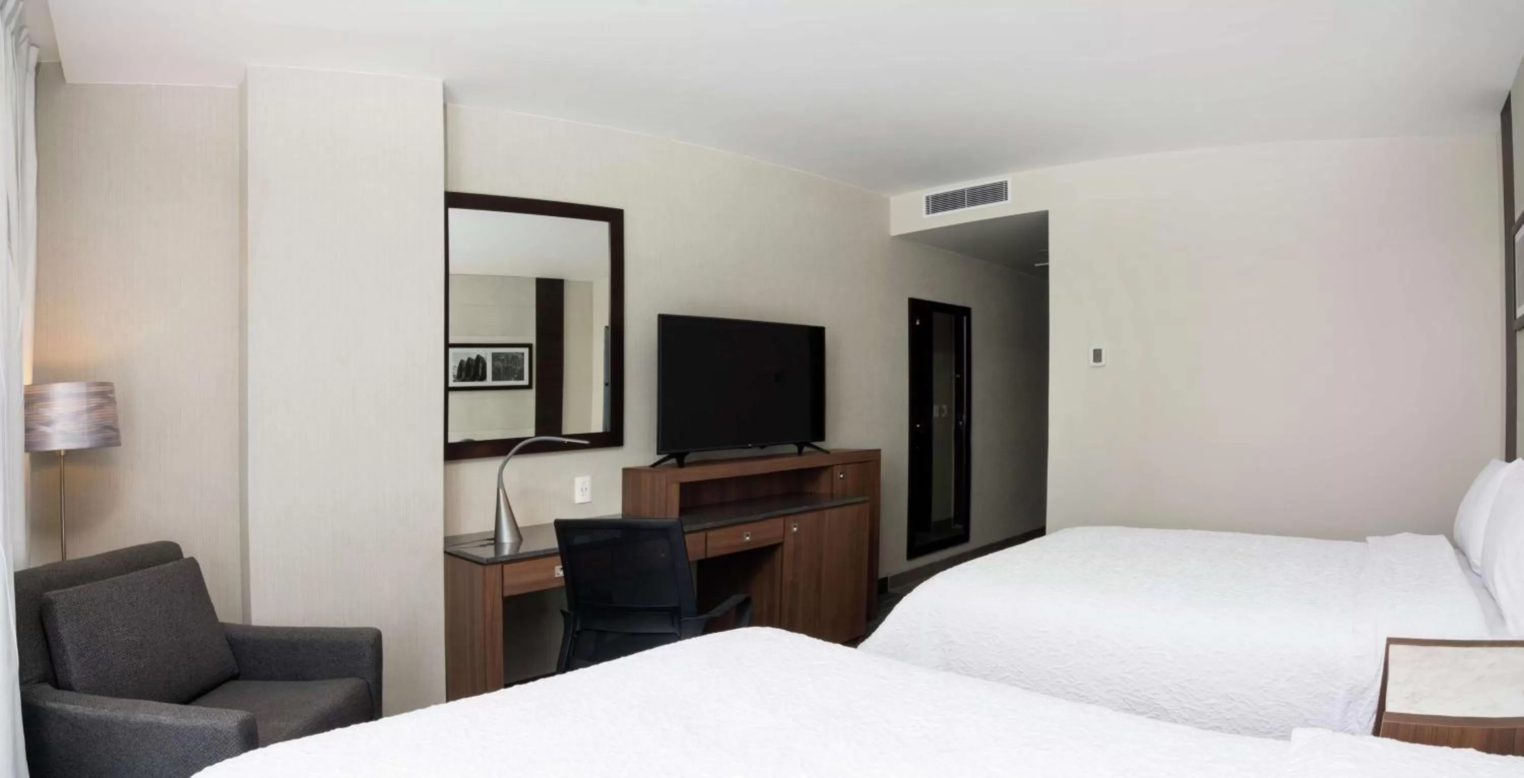 Bedroom, Bed in Hampton Inn By Hilton San Luis Potosi