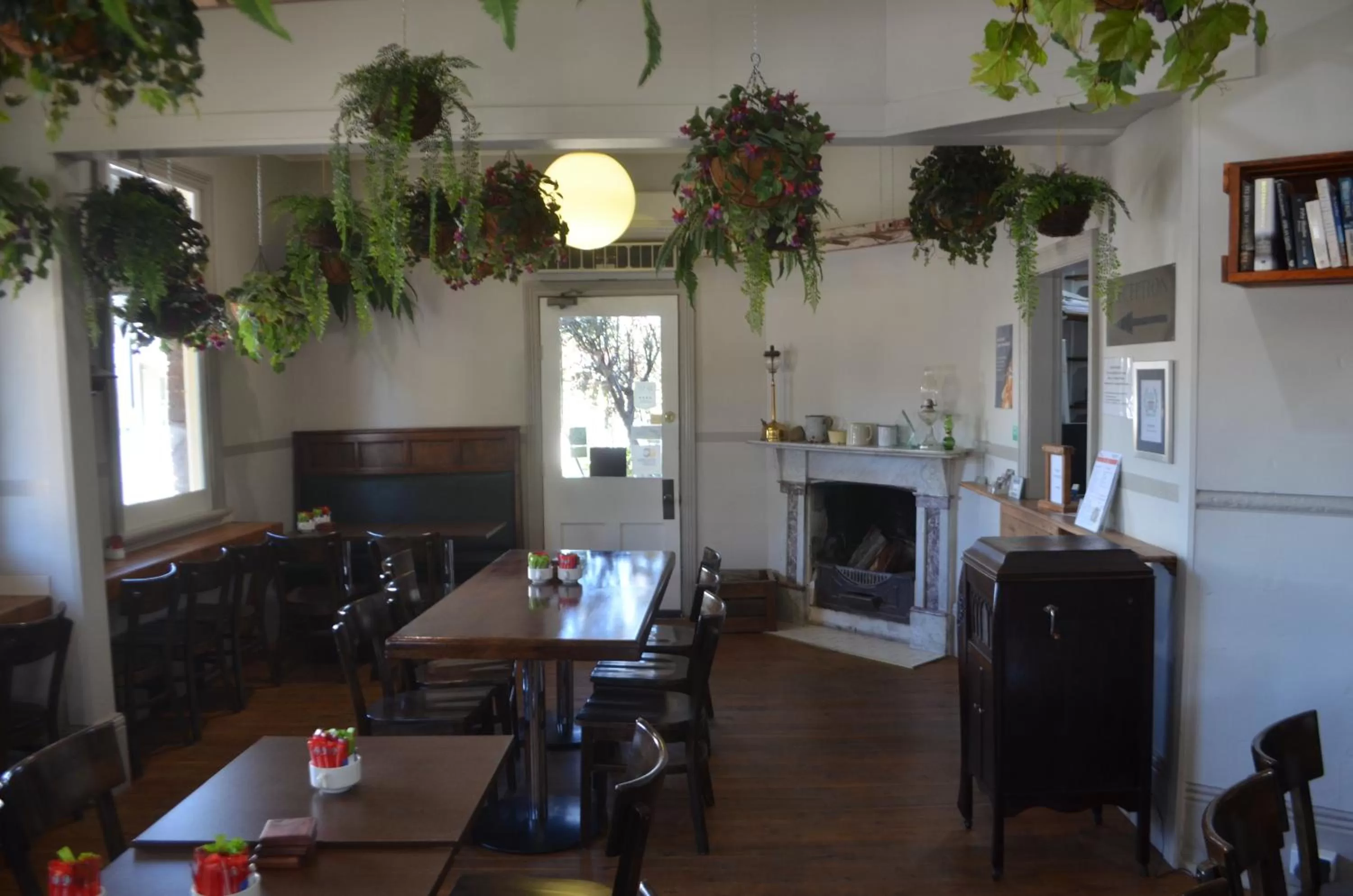 Restaurant/places to eat in Ten Dollar Town Motel