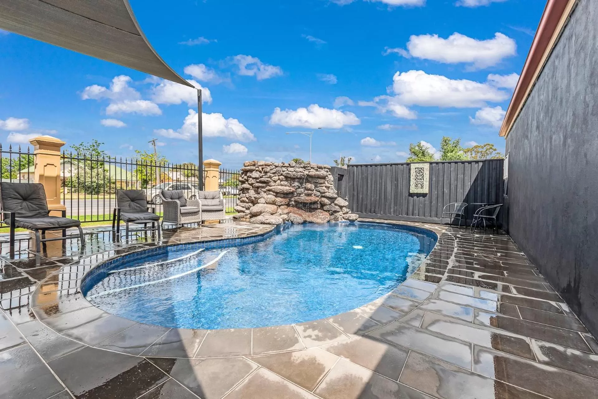 Swimming pool in Georgian Motor Lodge
