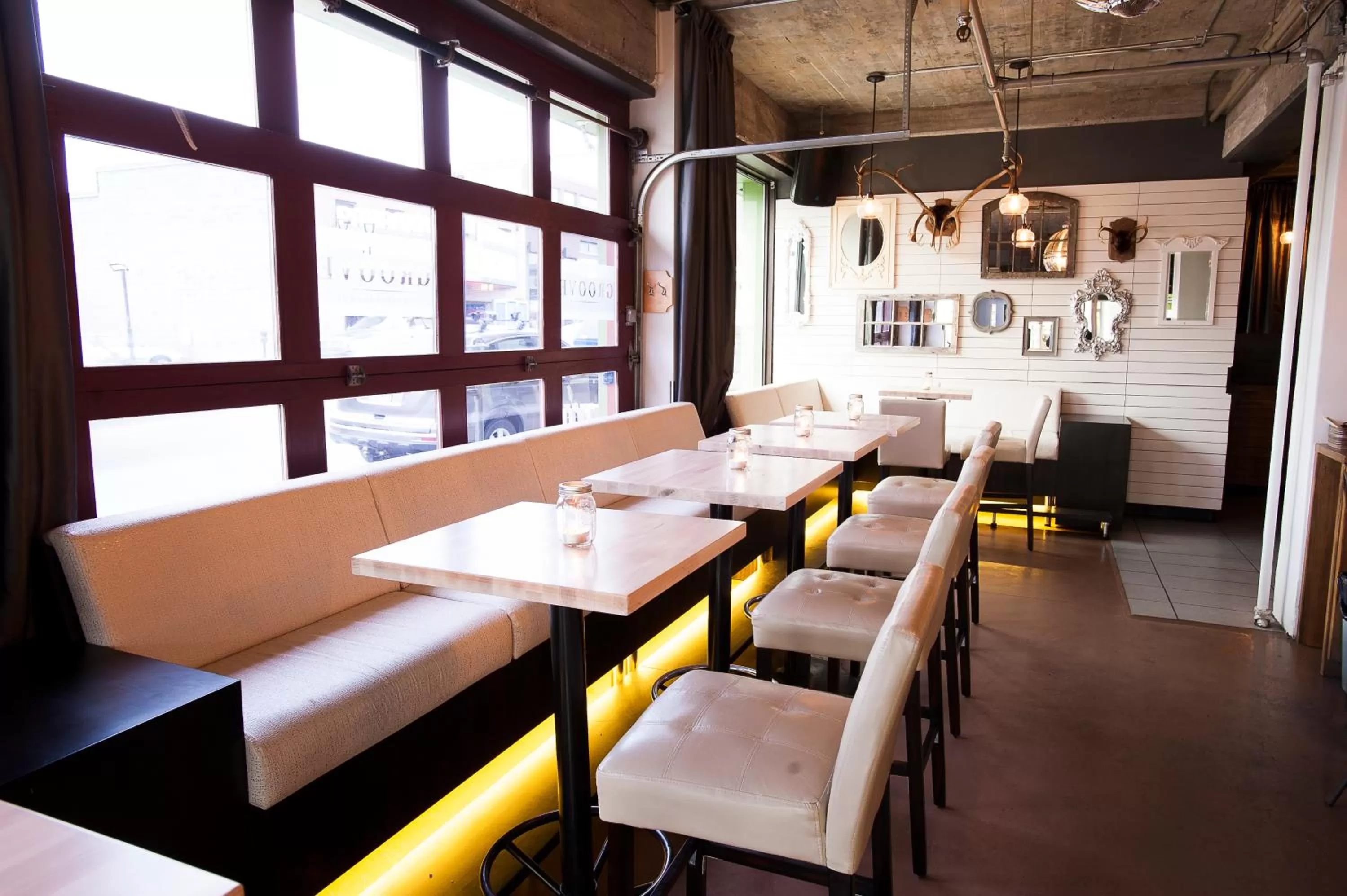 Lounge or bar in Le Deville par G5