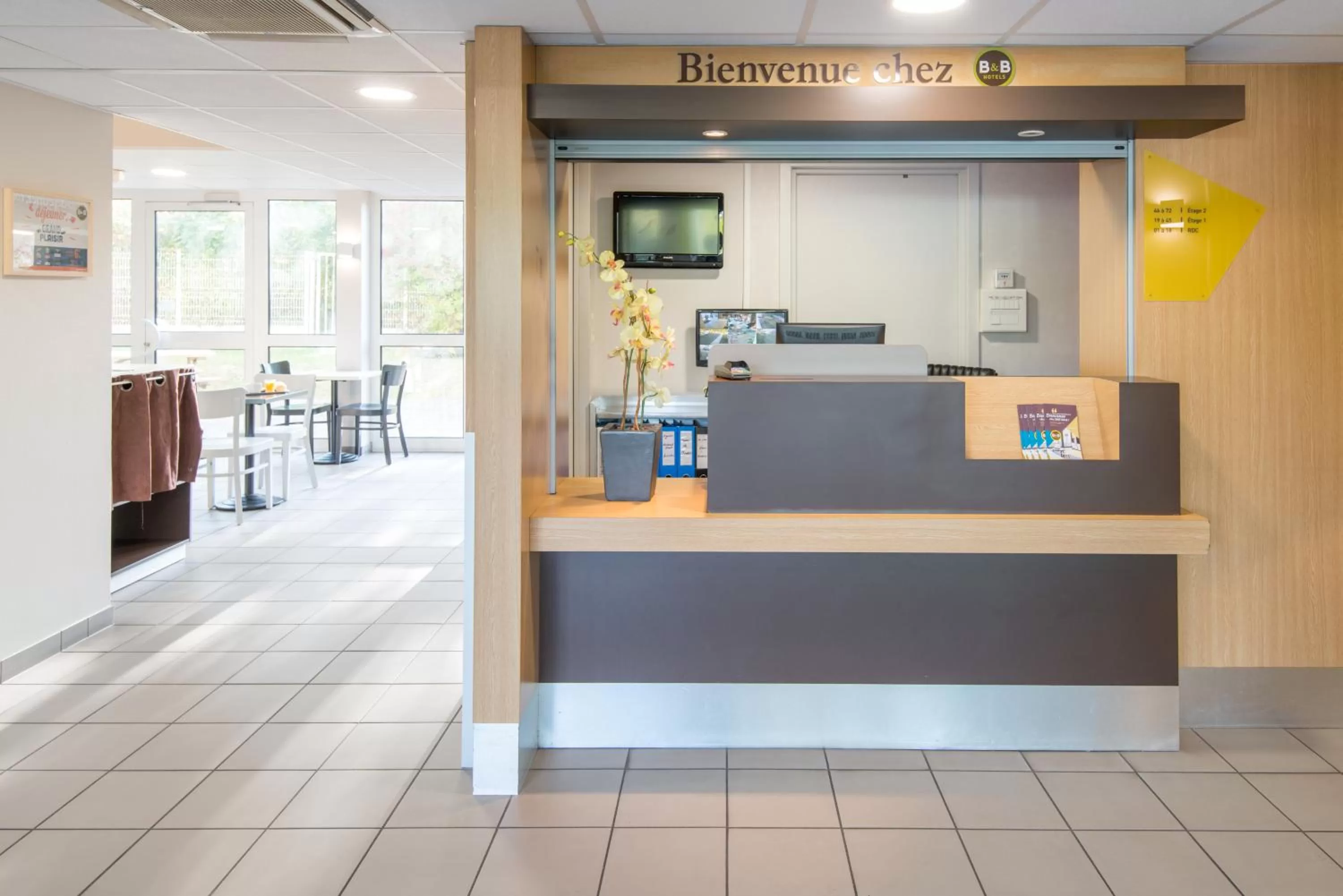 Lobby or reception in B&B HOTEL Freyming-Merlebach