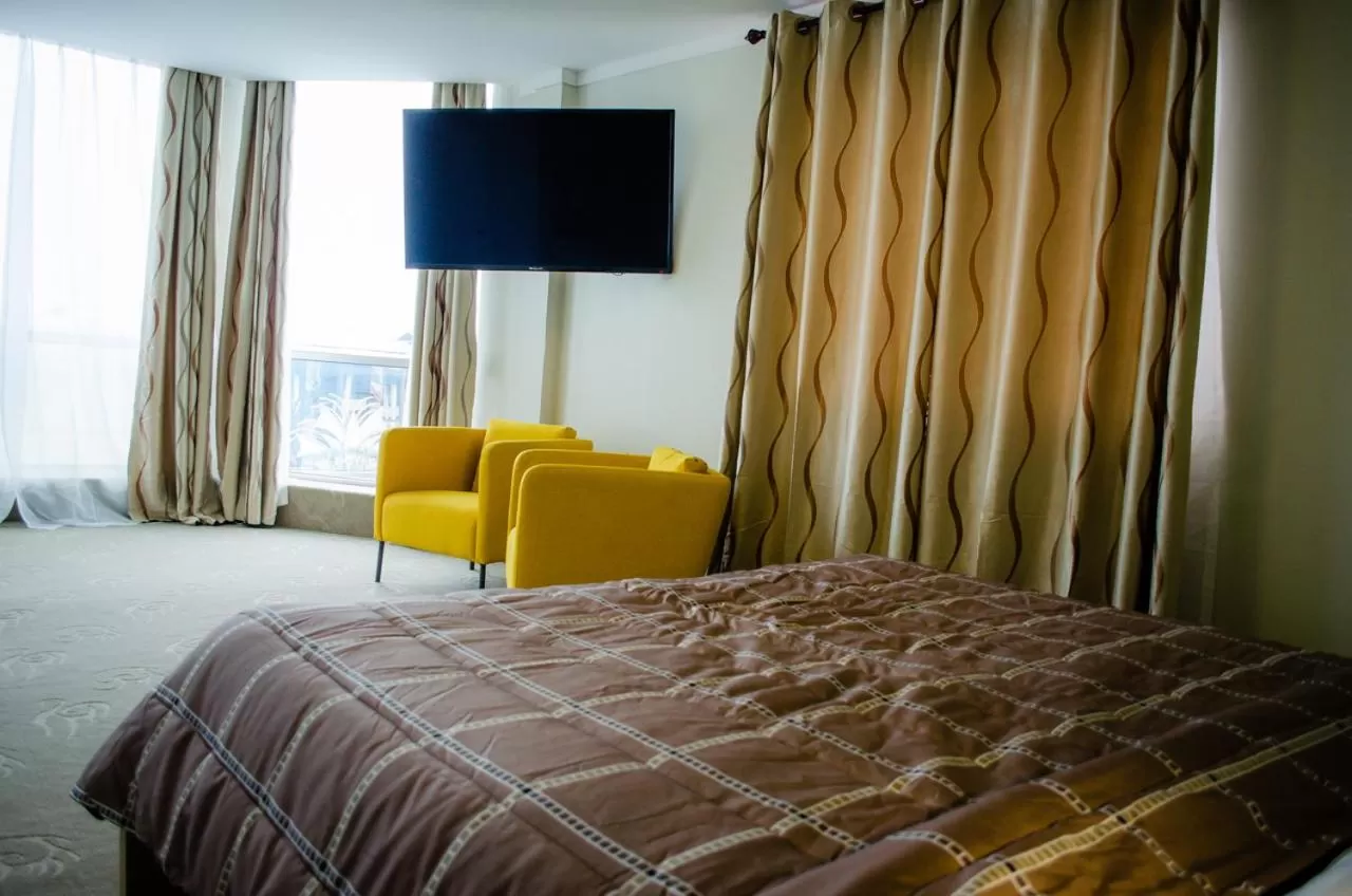 TV/Entertainment Center in Gess Hotel