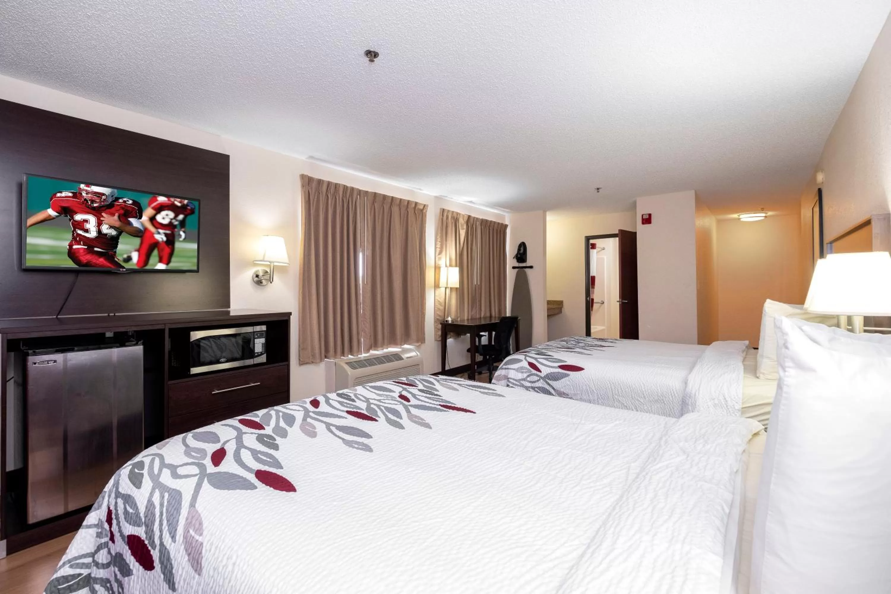 Photo of the whole room, Bed in Red Roof Inn & Suites Dover Downtown