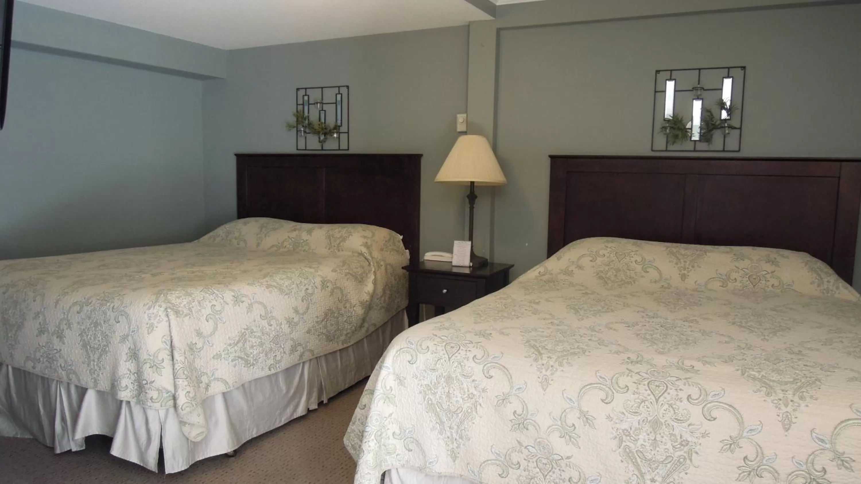 Property building, Bed in Swiss Chalets Motel