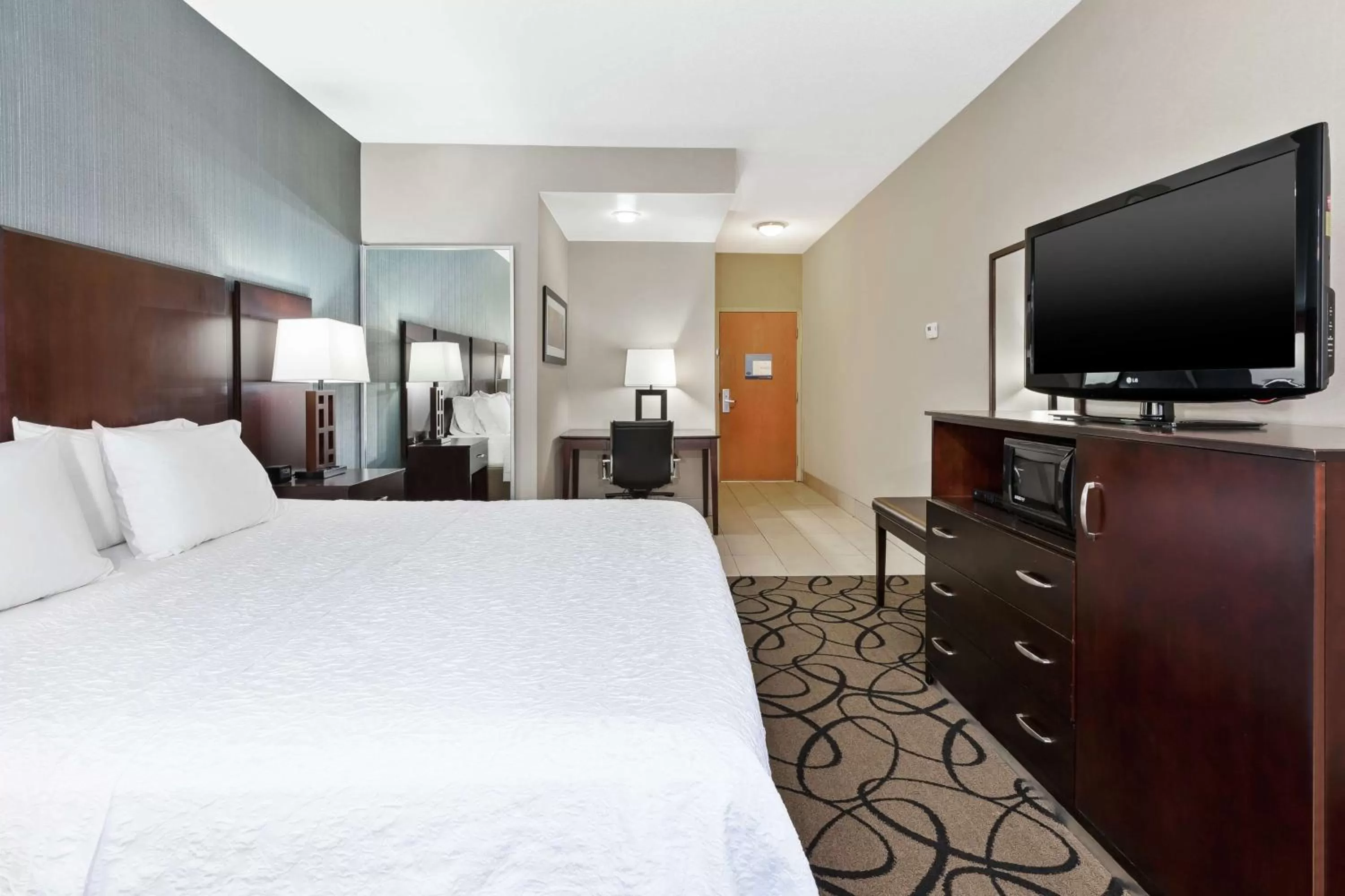 Bedroom, Bed in Hampton Inn Monroe