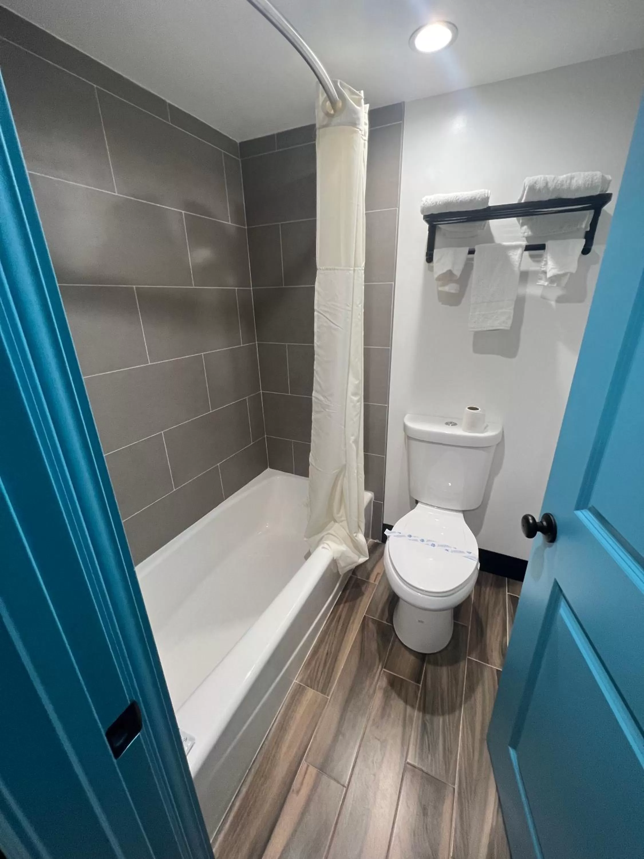 Bathroom in Arlo Motel