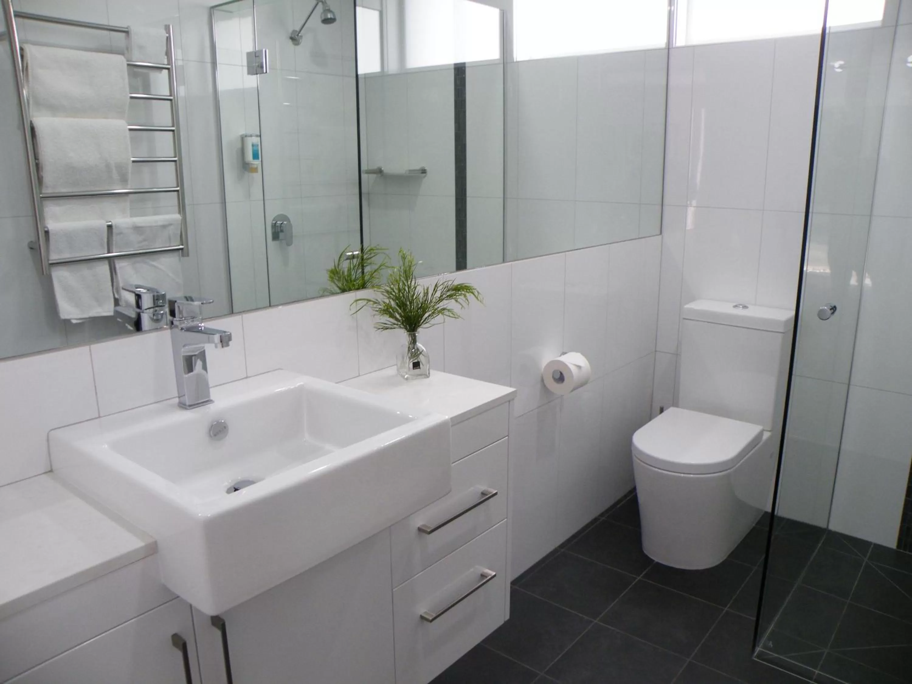 Bathroom in Hamilton Lonsdale Motel