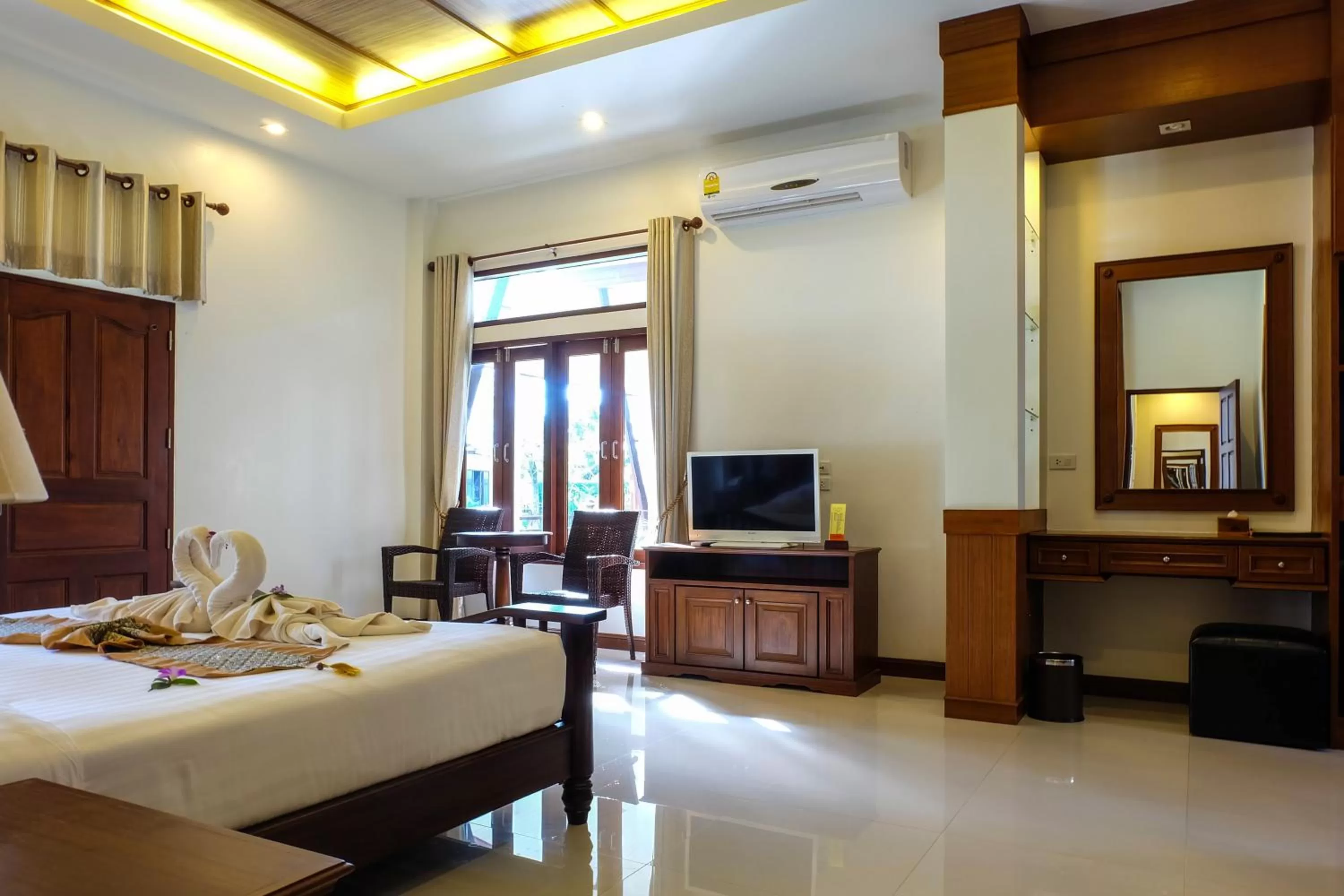 Bed in Bhu Tarn Koh Chang Resort & Spa