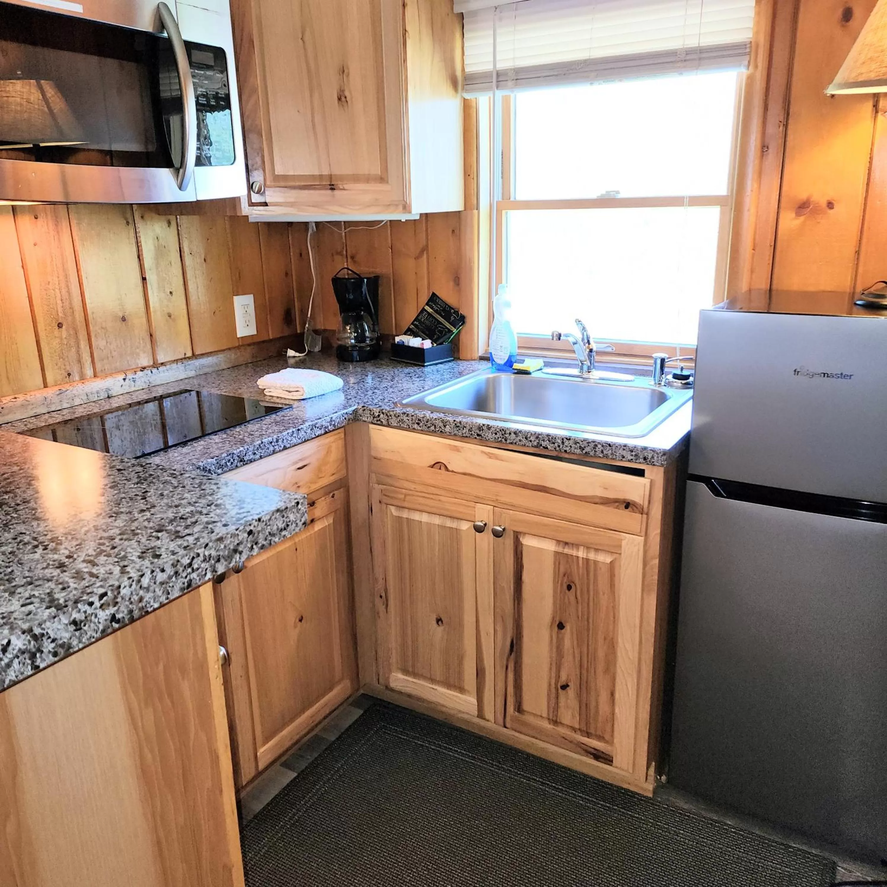Kitchen or kitchenette in Canyon Motel near Rocky Mountain National Park