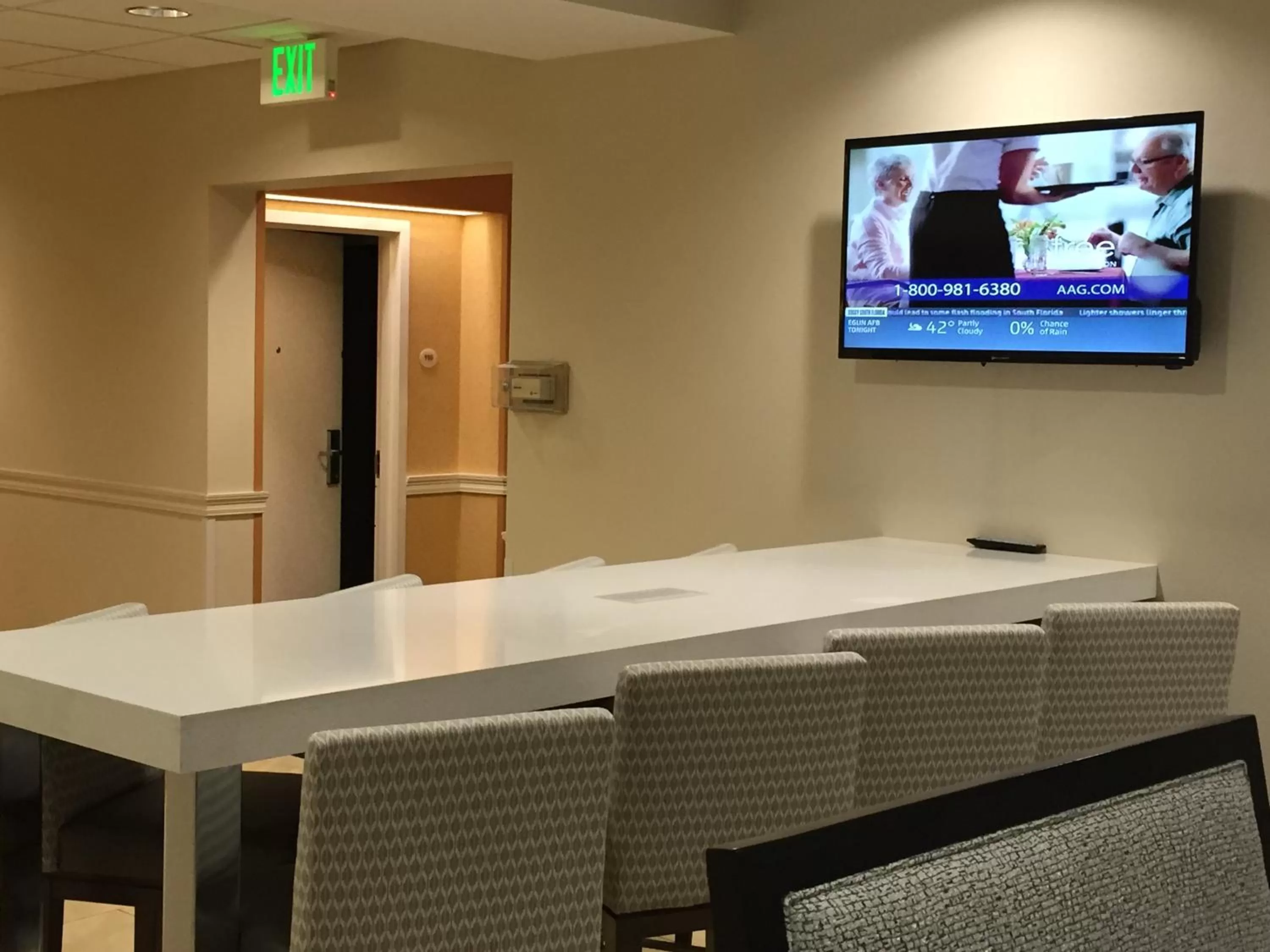 Lounge or bar in SummerPlace Inn